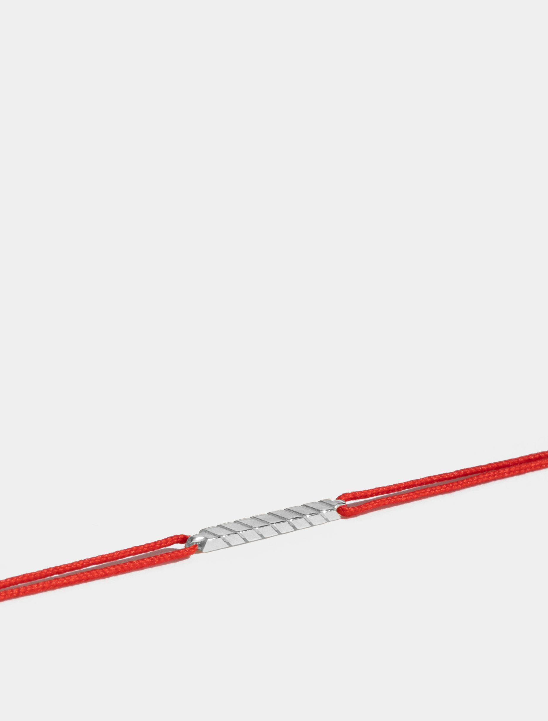 Motif Anagramme rainuré en Or blanc éthique 18 carats certifié Fairmined, sur cordon