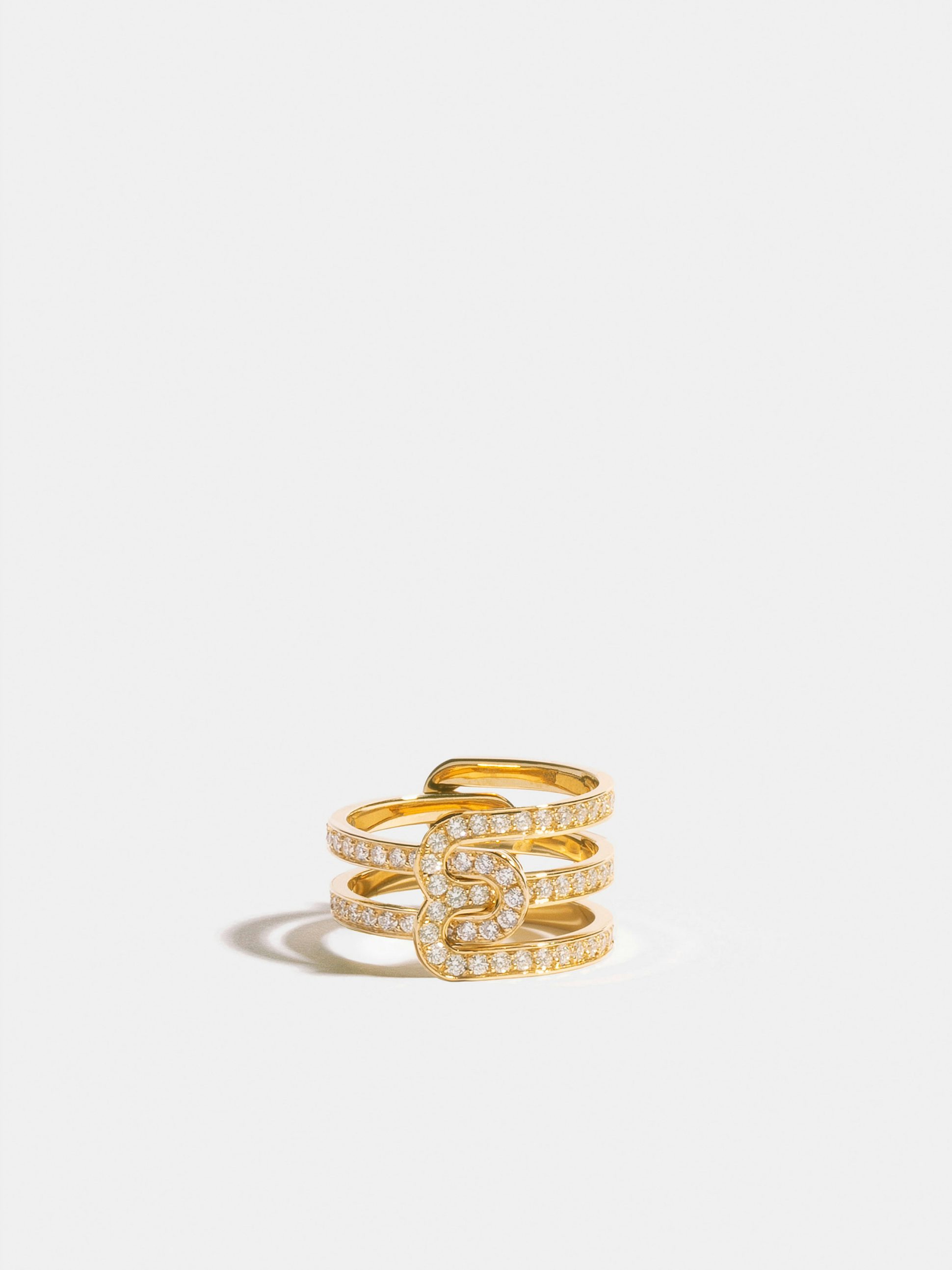 Bague Étreintes en Or jaune éthique 18 carats certifié Fairmined composée d'une demi-bague simple pavée en entier de diamants de synthèse et d'une demi-bague double pavée en entier de diamants de synthèse.