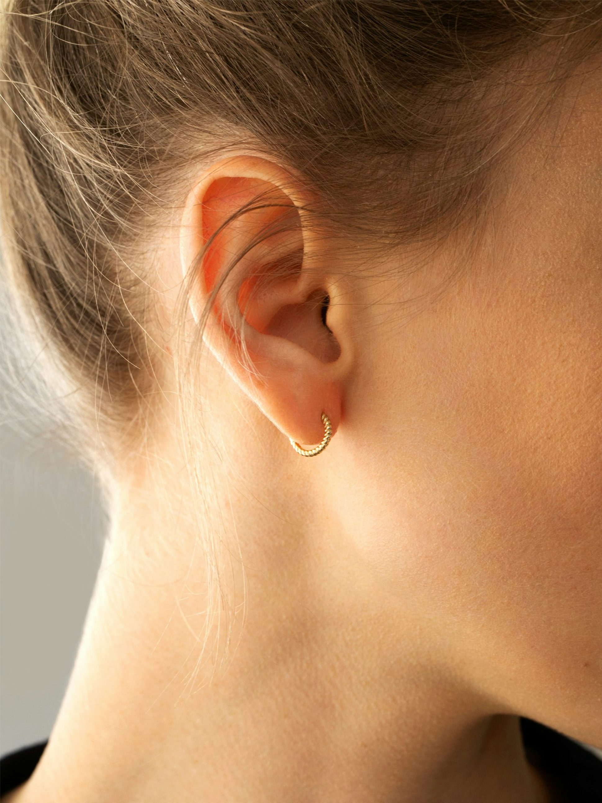 Boucles d'oreilles Anagramme torsadée en Or jaune éthique 18 carats certifié Fairmined