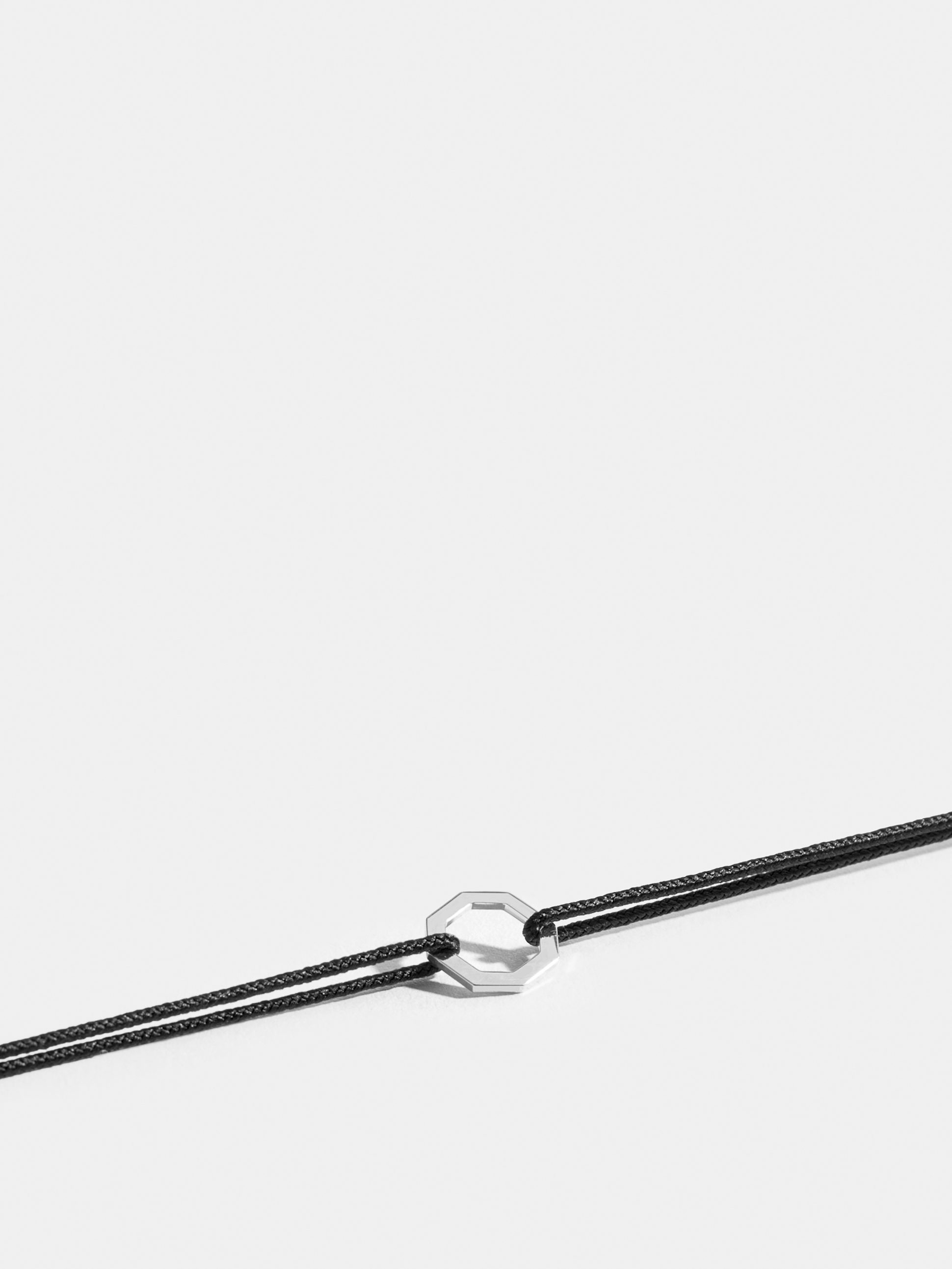 Motif Octogone en Or blanc éthique 18 carats certifié Fairmined, sur cordon noir.