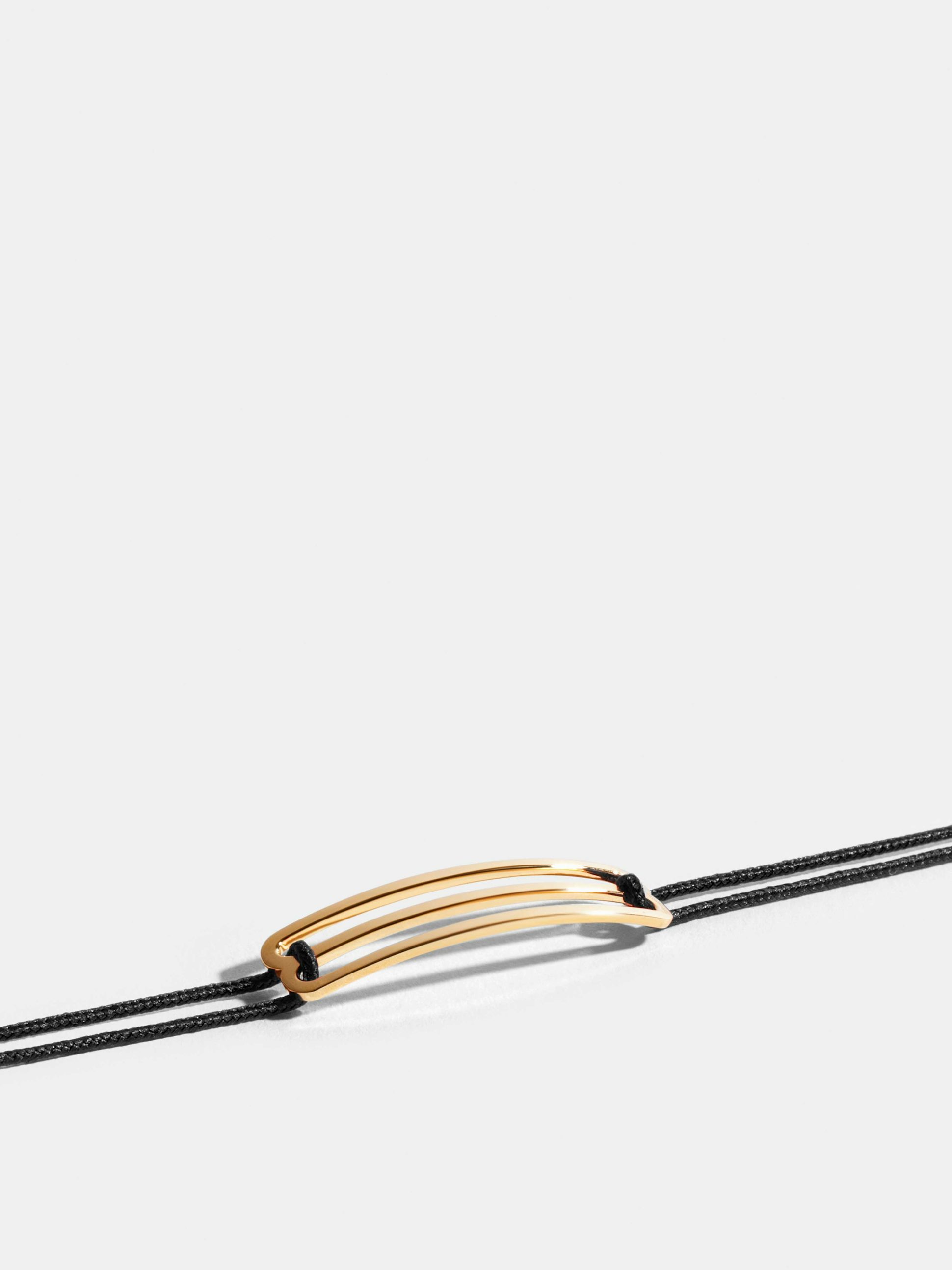 Motif Étreintes en Or jaune éthique 18 carats certifié Fairmined, sur cordon.