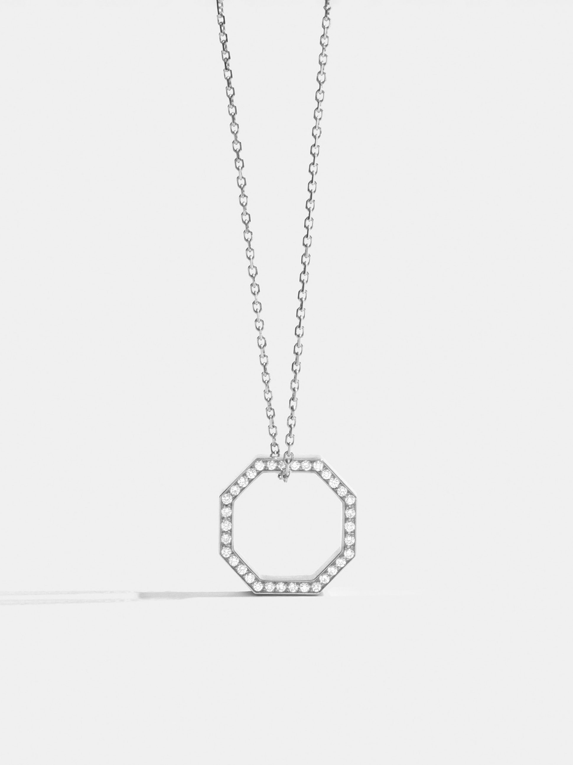 Pendentif Octogone de 14mm en Or blanc éthique Fairmined et pavé de diamants de synthèse, sur chaîne