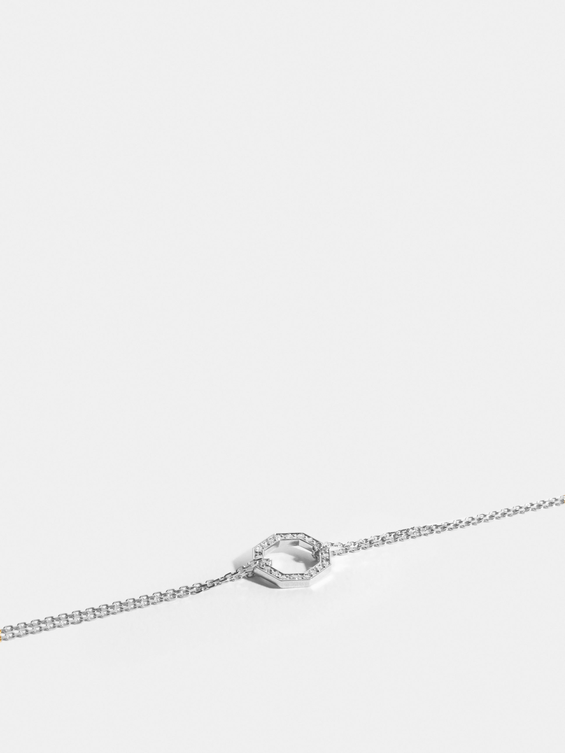 Motif Octogone en Or blanc éthique 18 carats certifié Fairmined et pavé de diamants de synthèse, sur chaîne.