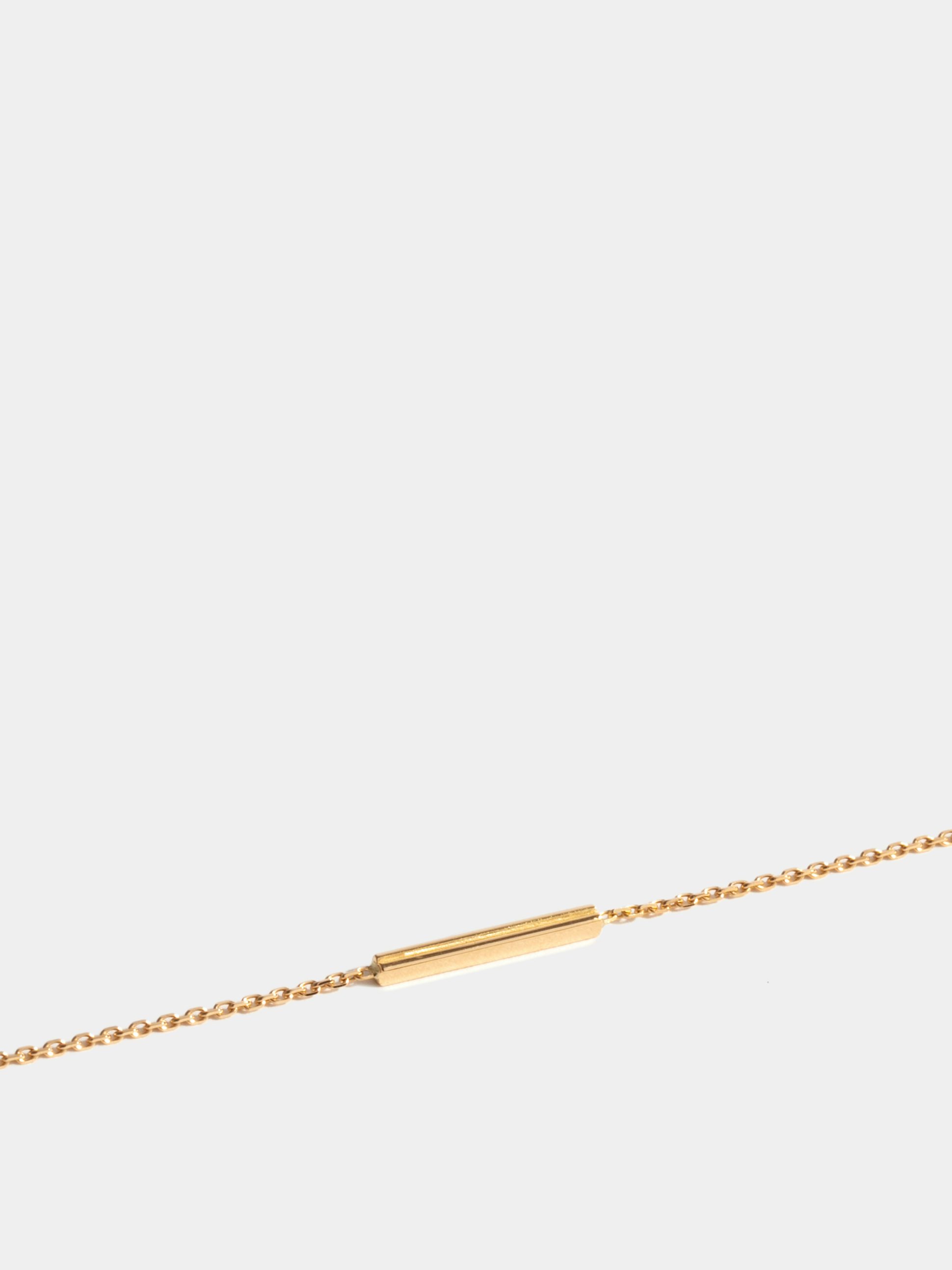 Motif Anagramme double jonc en Or jaune éthique 18 carats certifié Fairmined, sur chaîne de 18 cm.