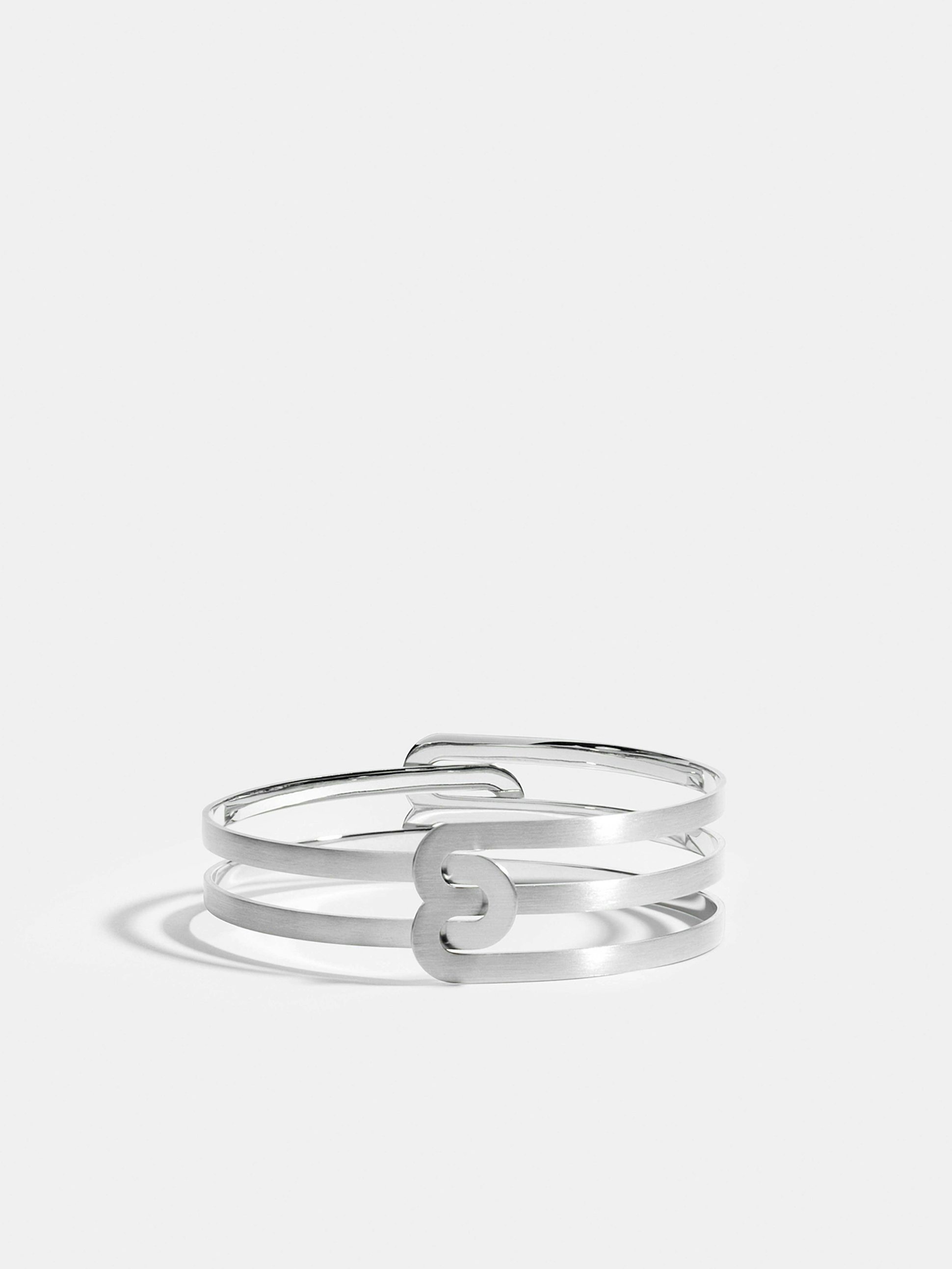 Bracelet Étreintes en Or blanc éthique 18 carats certifié Fairmined composé d'un demi-bracelet simple finition brossée et d'un demi-bracelet double finition brossée.
