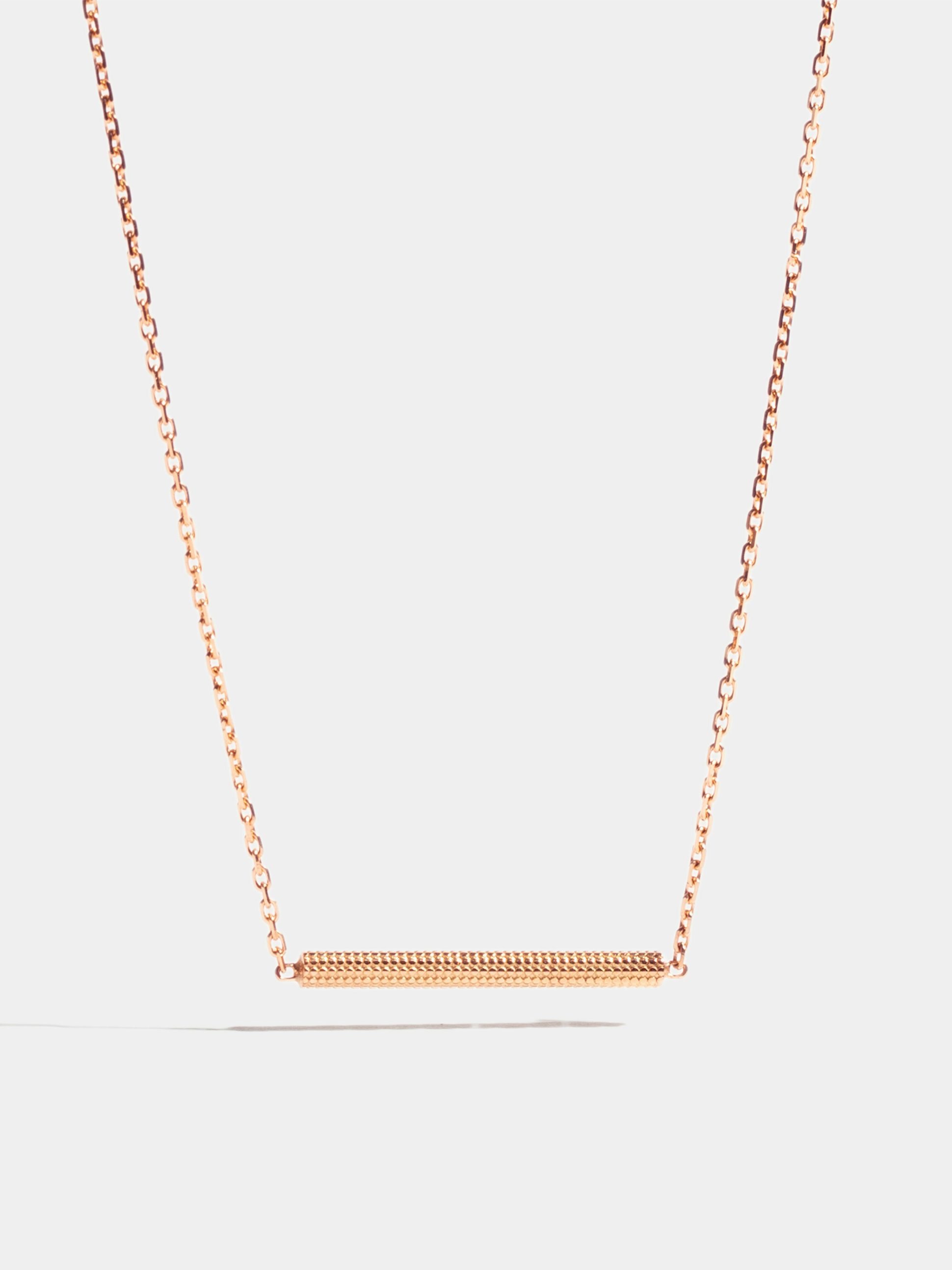 Motif Anagramme millegrains en Or rose éthique 18 carats certifié Fairmined, sur chaîne de 42 cm.