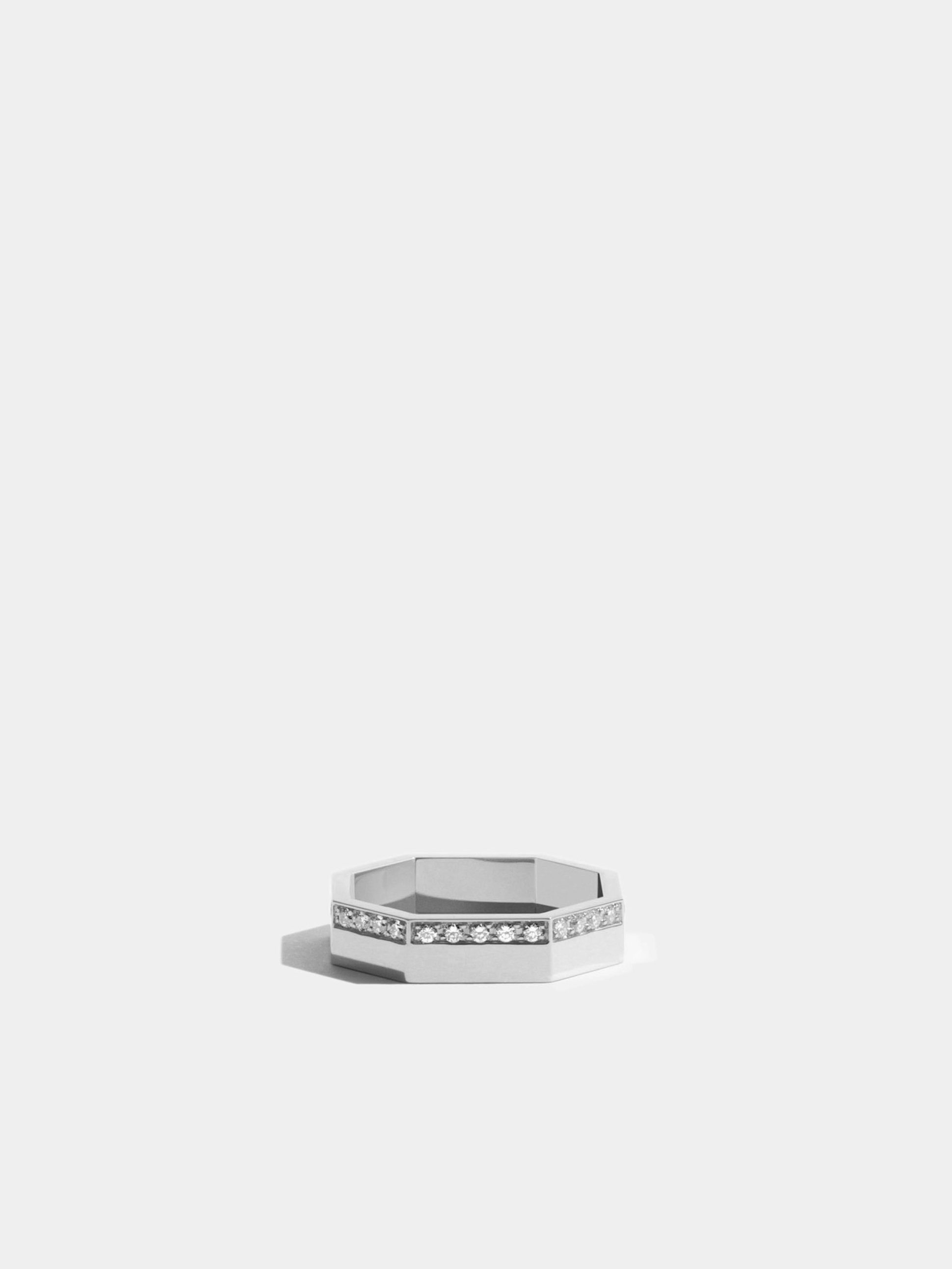 Bague Octogone simple en Or blanc éthique 18 carats certifié Fairmined et pavée de diamants de synthèse sur un rang