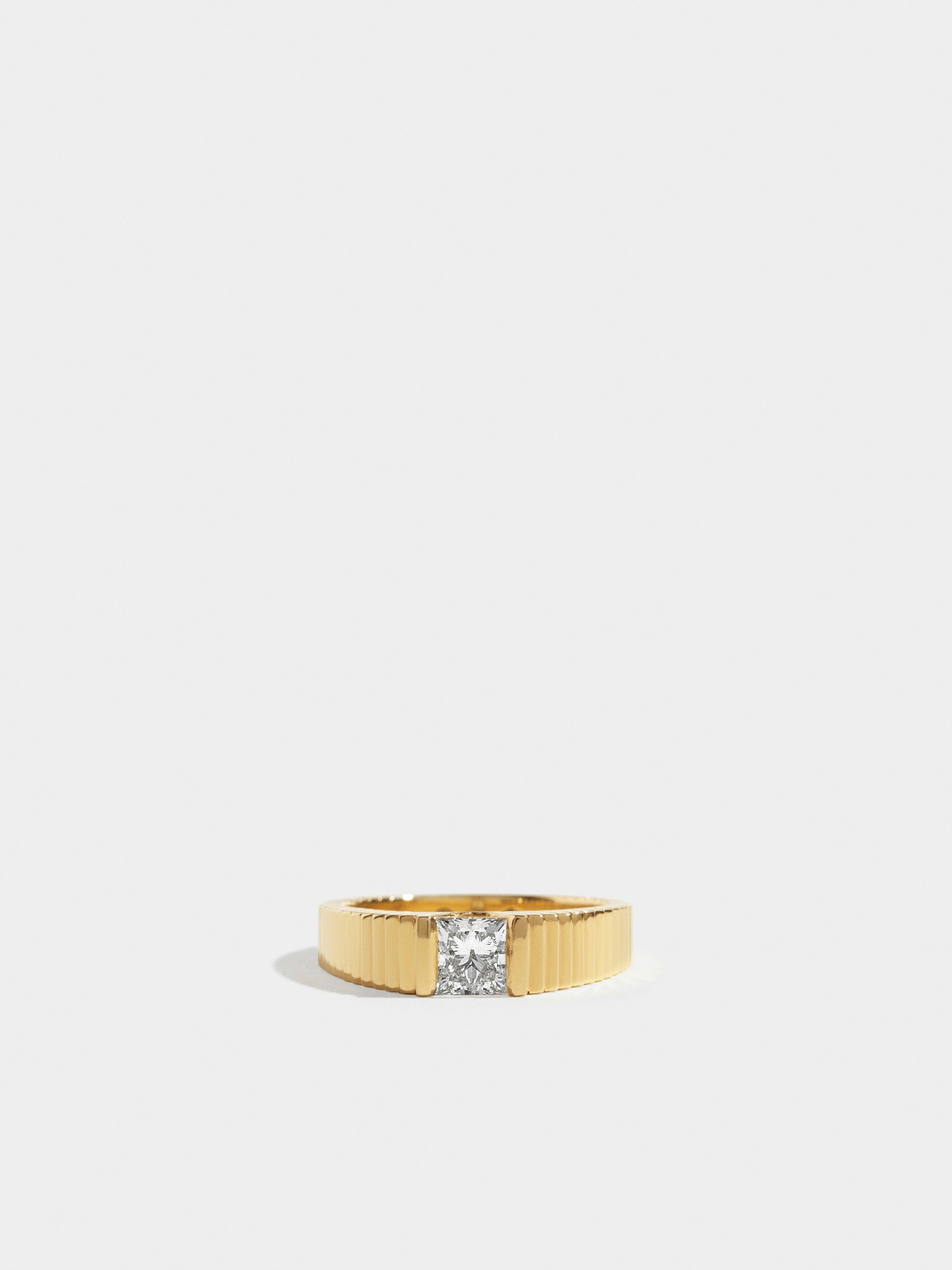 Solitaire Via en Or jaune éthique 18 carats certifié Fairmined serti d'un diamant de synthèse taille princesse, à partir de 0,70 carat (qualité GVS).