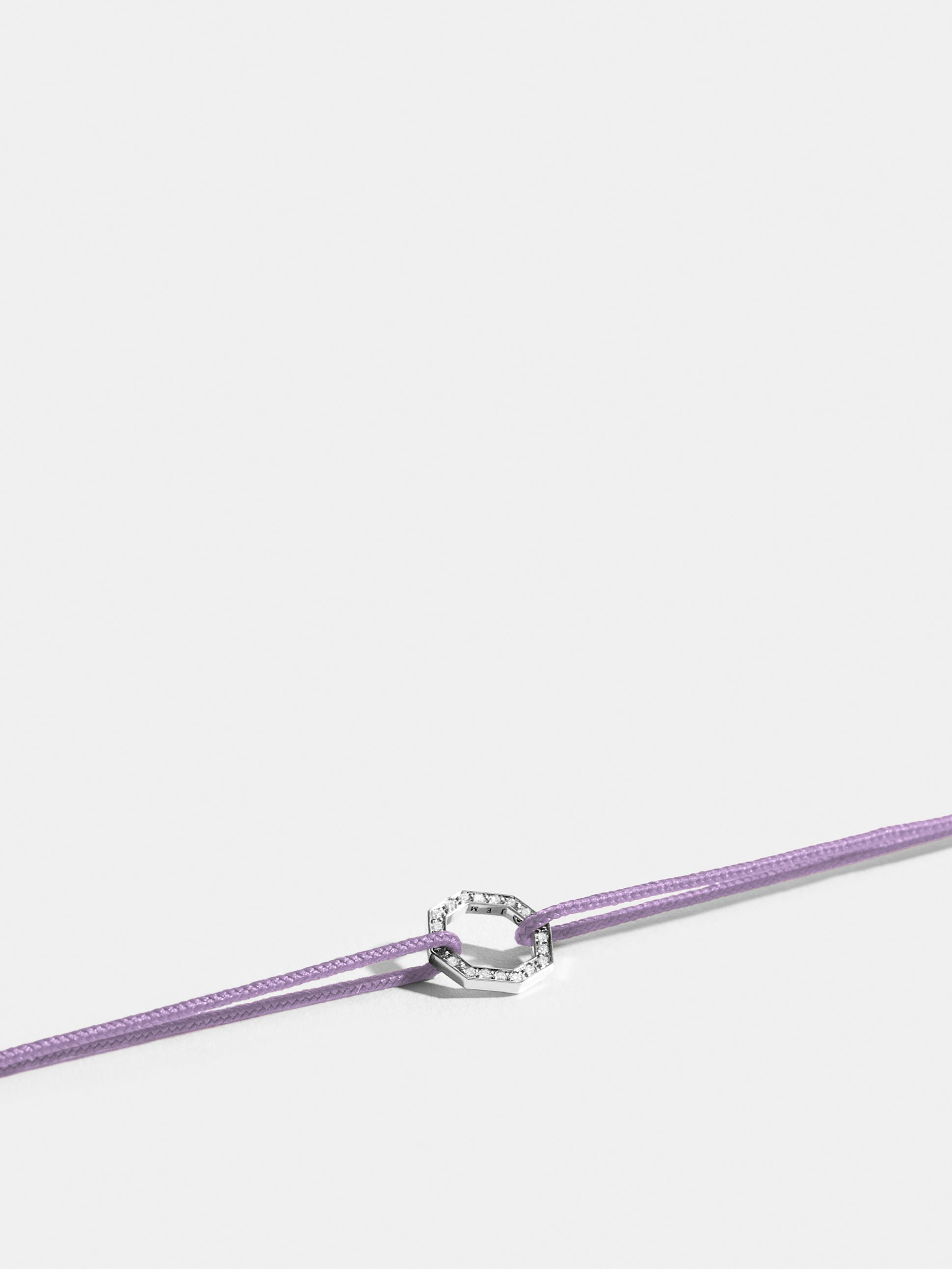 Motif Octogone en Or blanc éthique 18 carats certifié Fairmined et pavé de diamants de synthèse, sur cordon violet lilas.