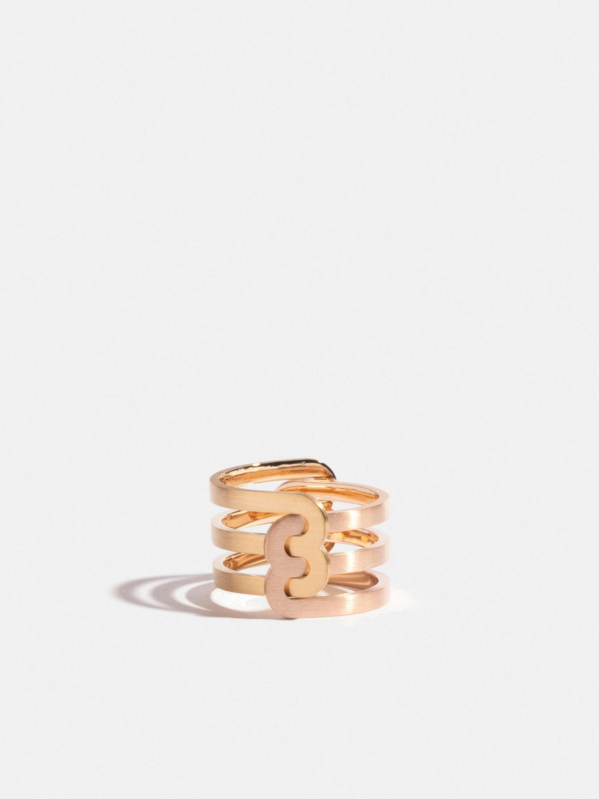 Bague Étreintes en Or rose et jaune éthique 18 carats certifié Fairmined composée de deux demi-bagues doubles finition brossée.