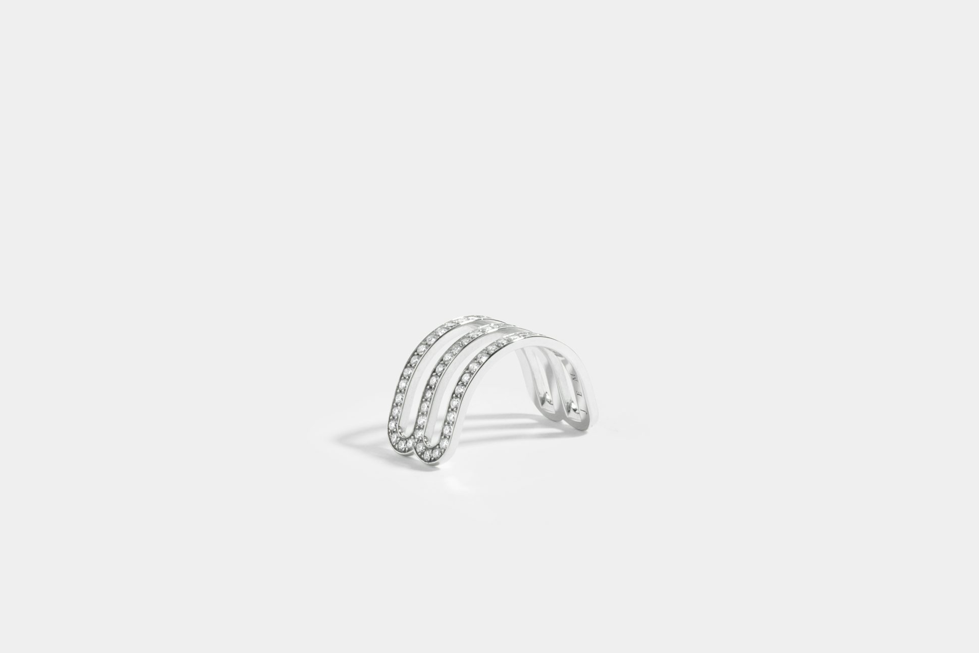 Étreintes double half-ring in 18k Fairmined ethical white gold, paved with lab-grown diamonds.