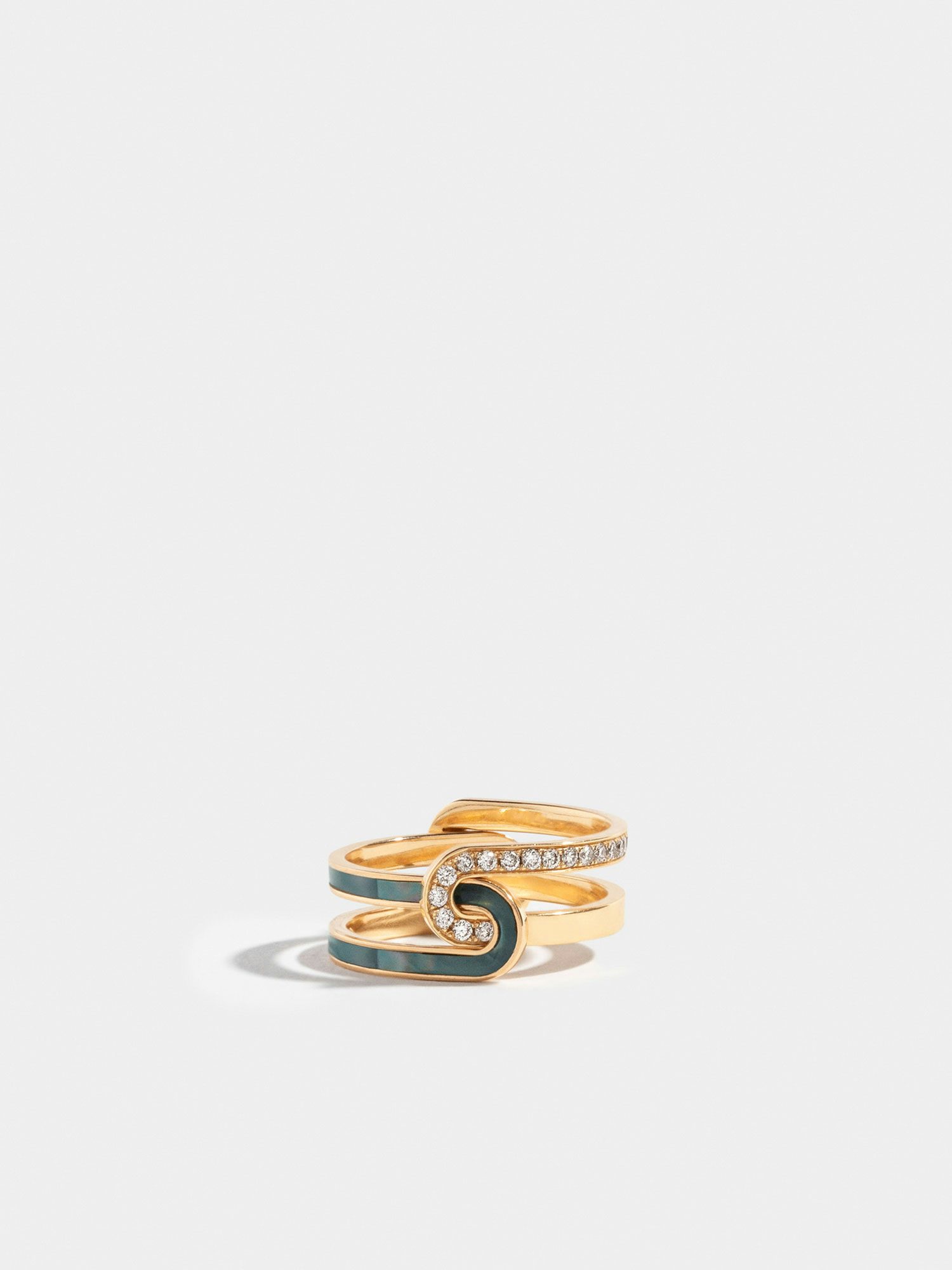 Bague Étreintes en Or jaune éthique 18 carats certifié Fairmined composée d'une demi-bague simple marquetée de nacre verte et d'une demi-bague simple sertie de diamants de synthèse sur une ligne.