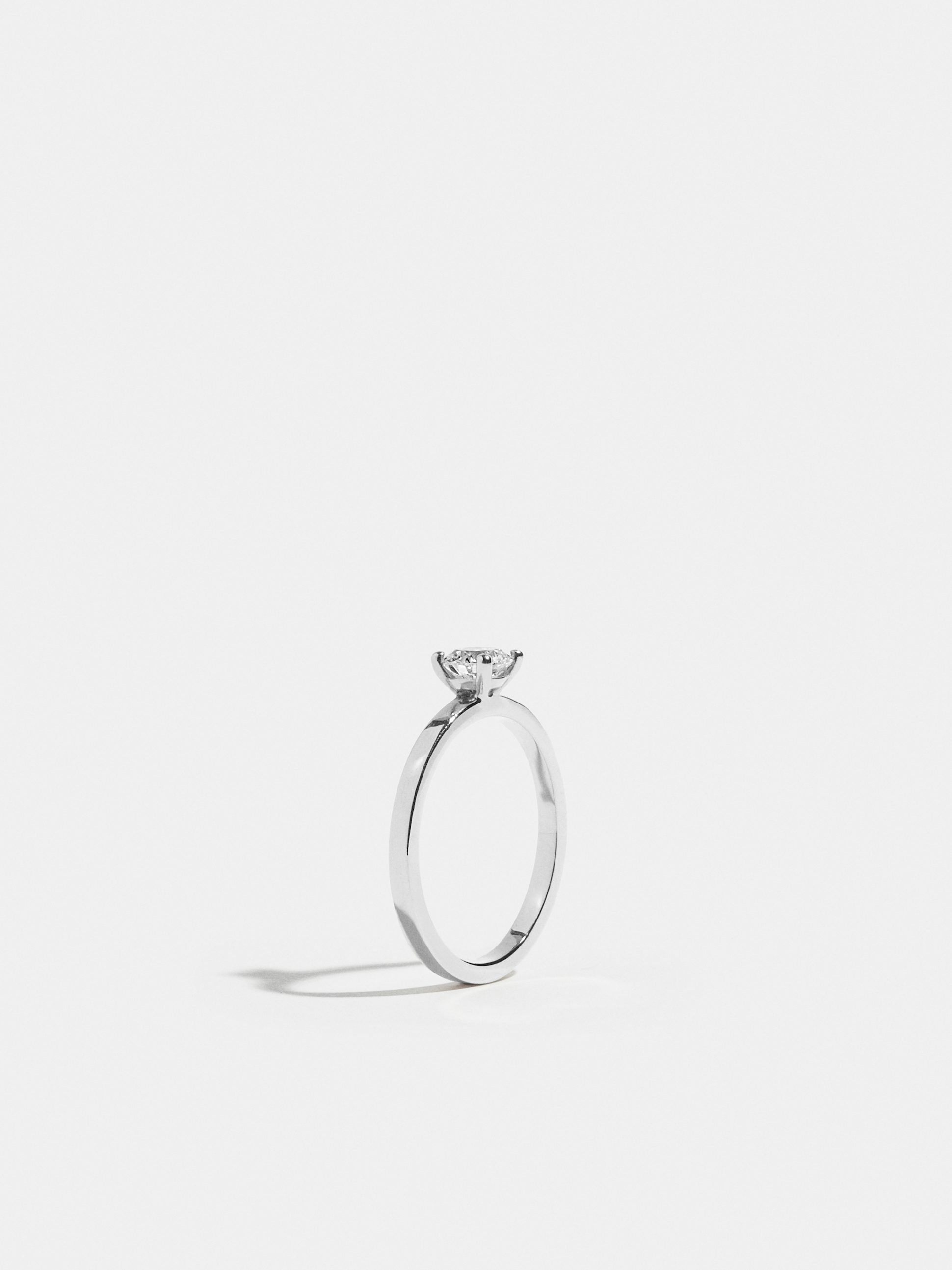 Solitaire Anagramme ruban plat en Or blanc éthique 18 carats certifié Fairmined serti d'un diamant de synthèse taille brillant de 0,50 carat | JEM joaillerie durable