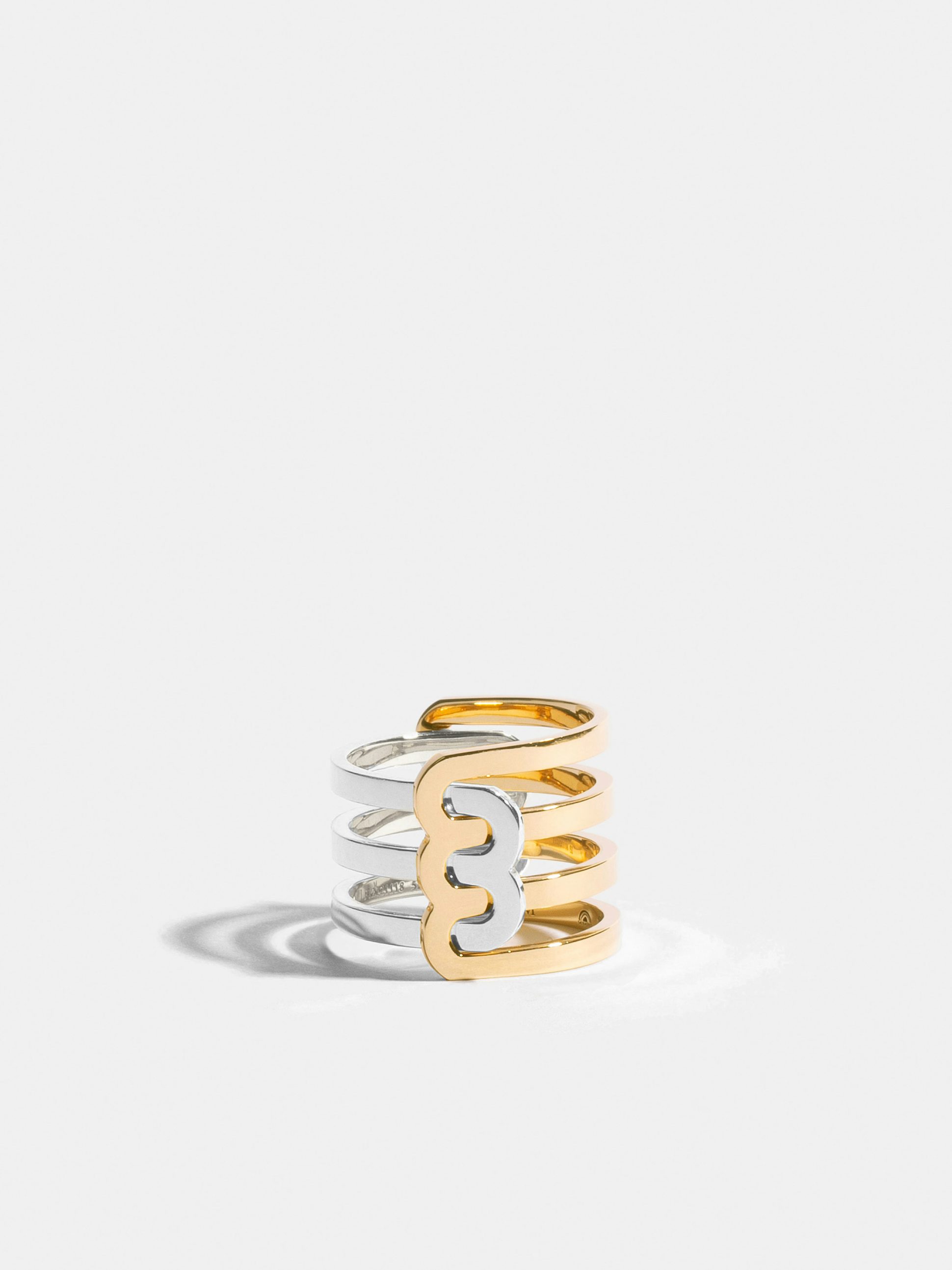 Bague Étreintes en Or blanc et jaune éthique 18 carats certifié Fairmined composée d'une demi-bague double finition poli-brillant et d'une demi-bague triple finition poli-brillant.