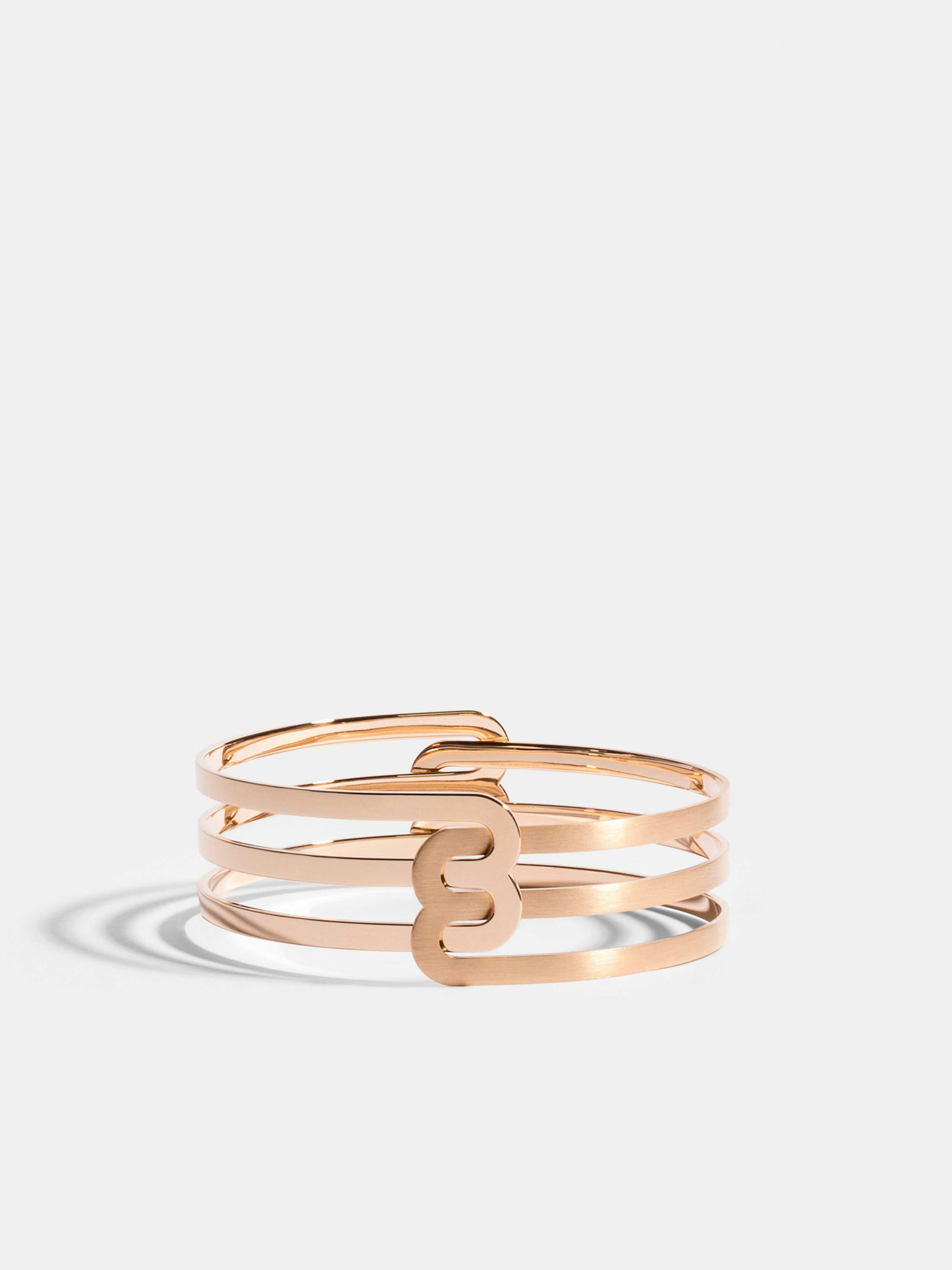 Bracelet Étreintes en Or rose éthique 18 carats certifié Fairmined composé d'un demi-bracelet double finition poli-brillant et d'un demi-bracelet double finition brossée.