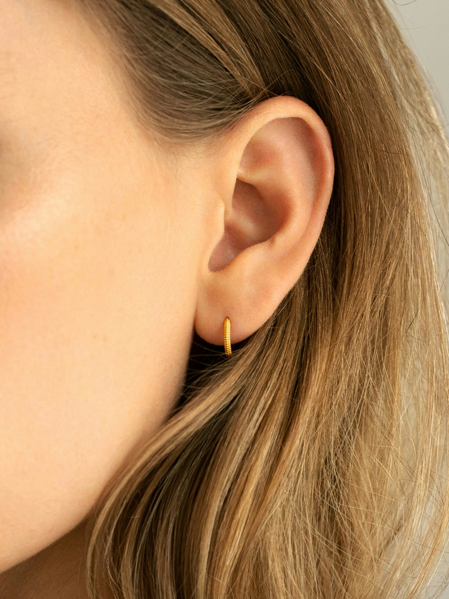 Anagramme earrings millegrains in 18k Fairmined ethical yellow gold