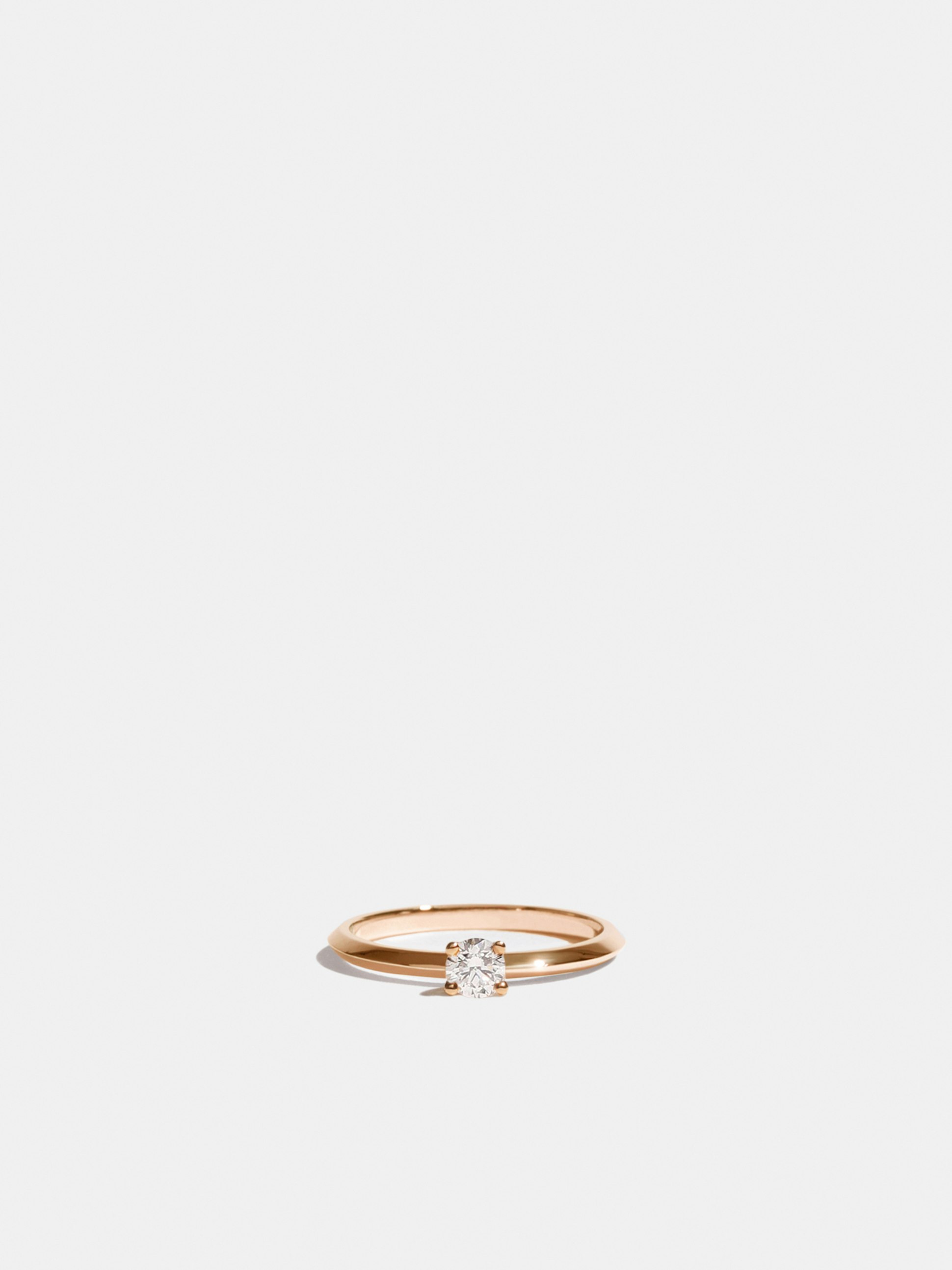 Solitaire Anagramme biseauté en Or rose éthique 18 carats certifié Fairmined serti d'un diamant de synthèse taille brillant de 0,30 carat