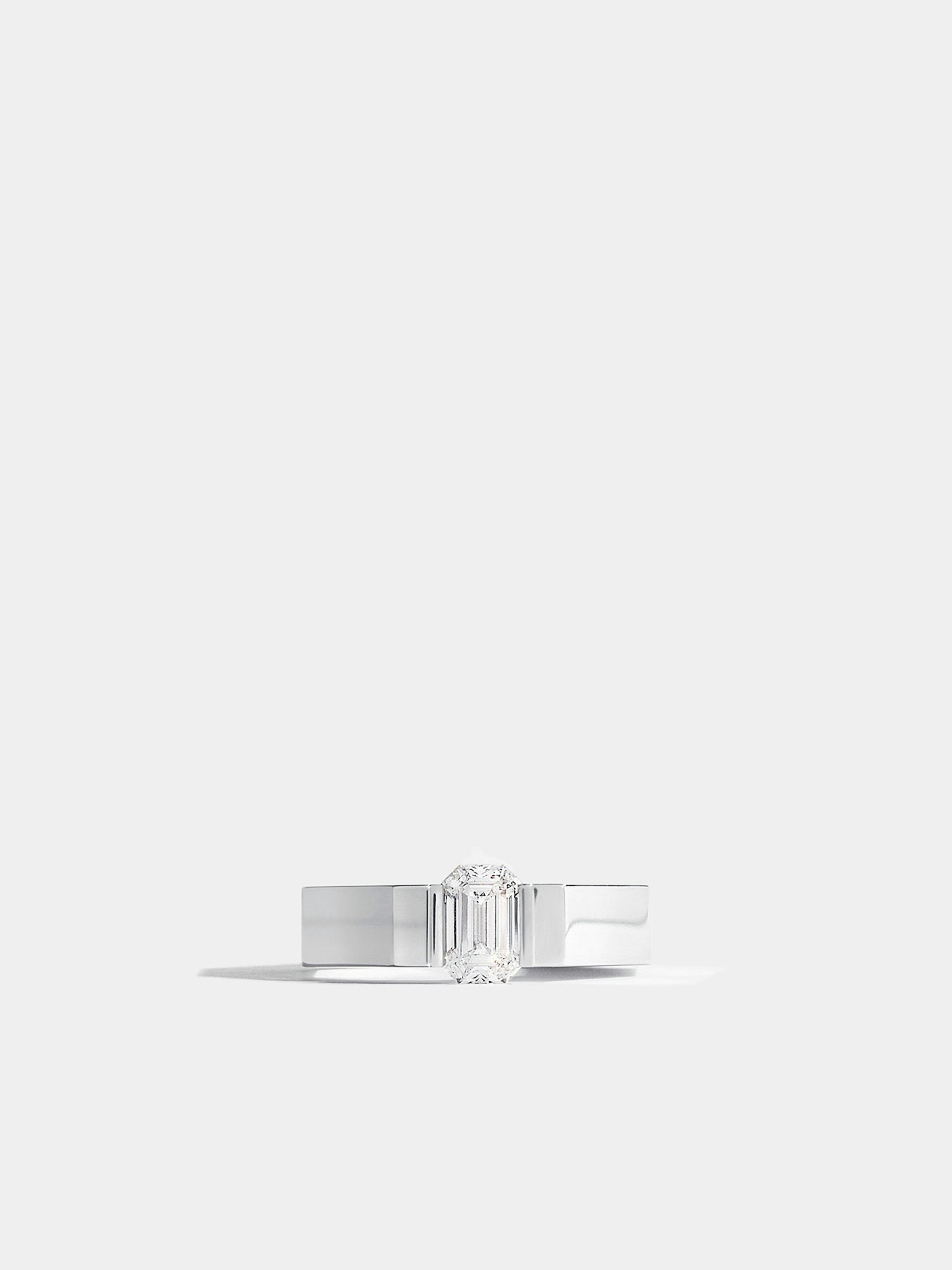 Solitaire Octogone en Or blanc éthique 18 carats certifié Fairmined serti d'un diamant de synthèse taille émeraude, à partir de 0,75 carat (qualité GVS).