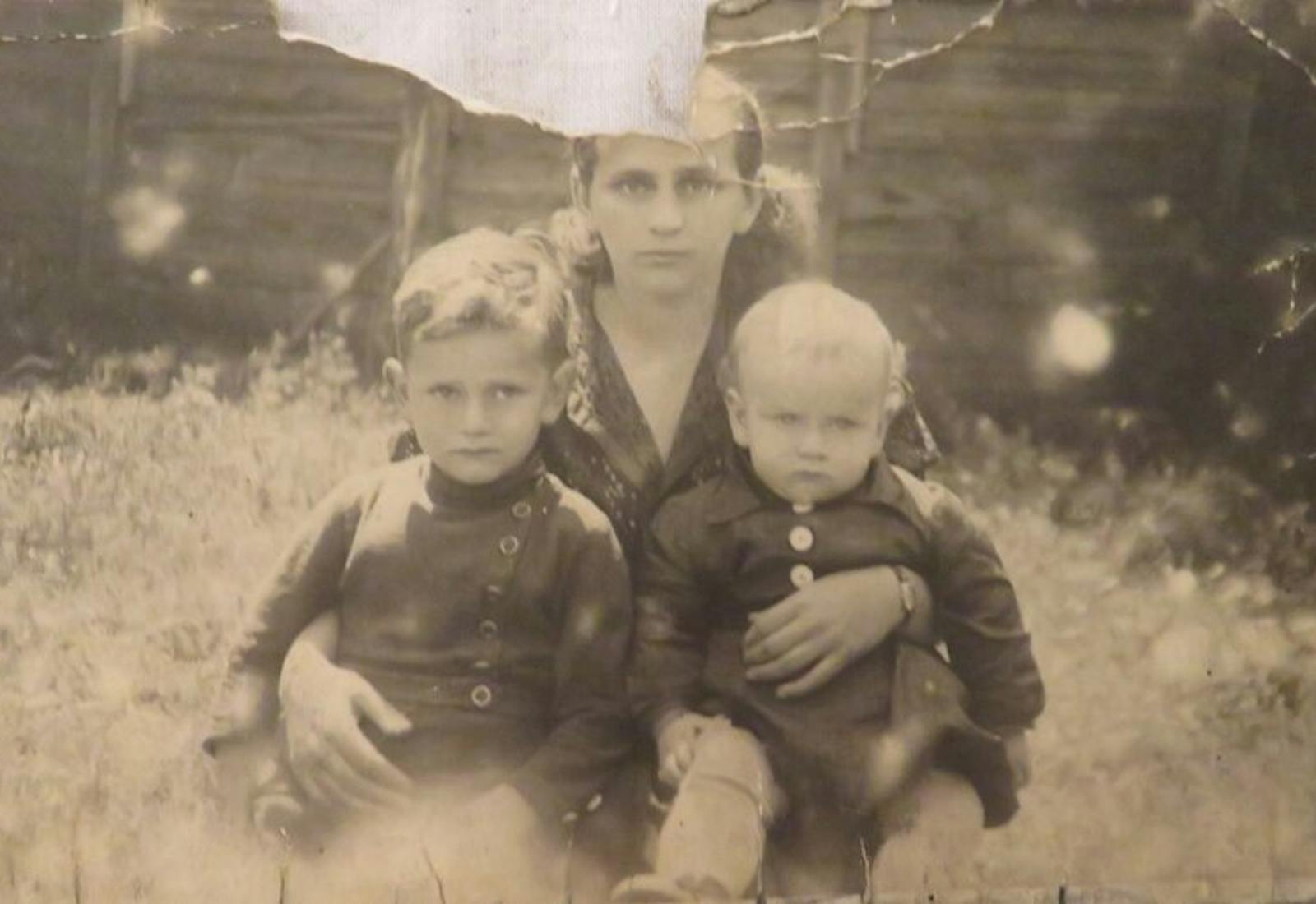 Margit Gelberg with her sons, Tibor and Paul Gelberg in 1943 in Oradea.