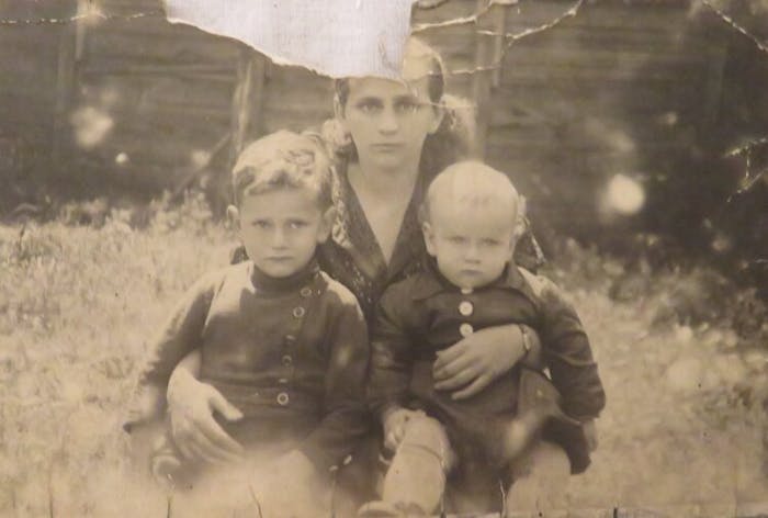 Margit Gelberg with her sons, Tibor and Paul Gelberg in 1943 in Oradea.
