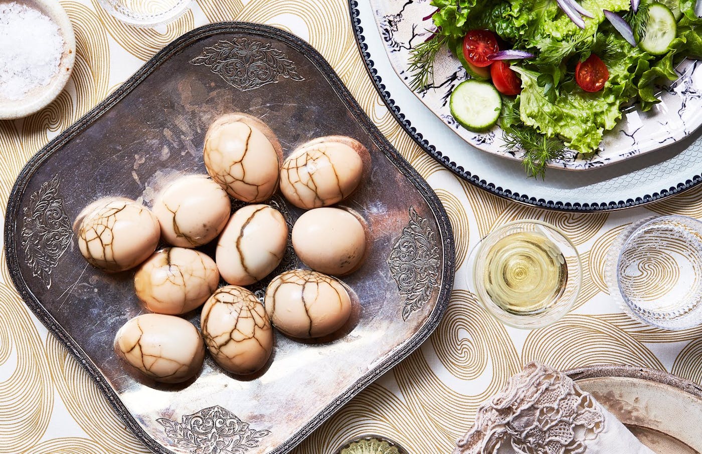 Huevos haminados with green salad and white wine.