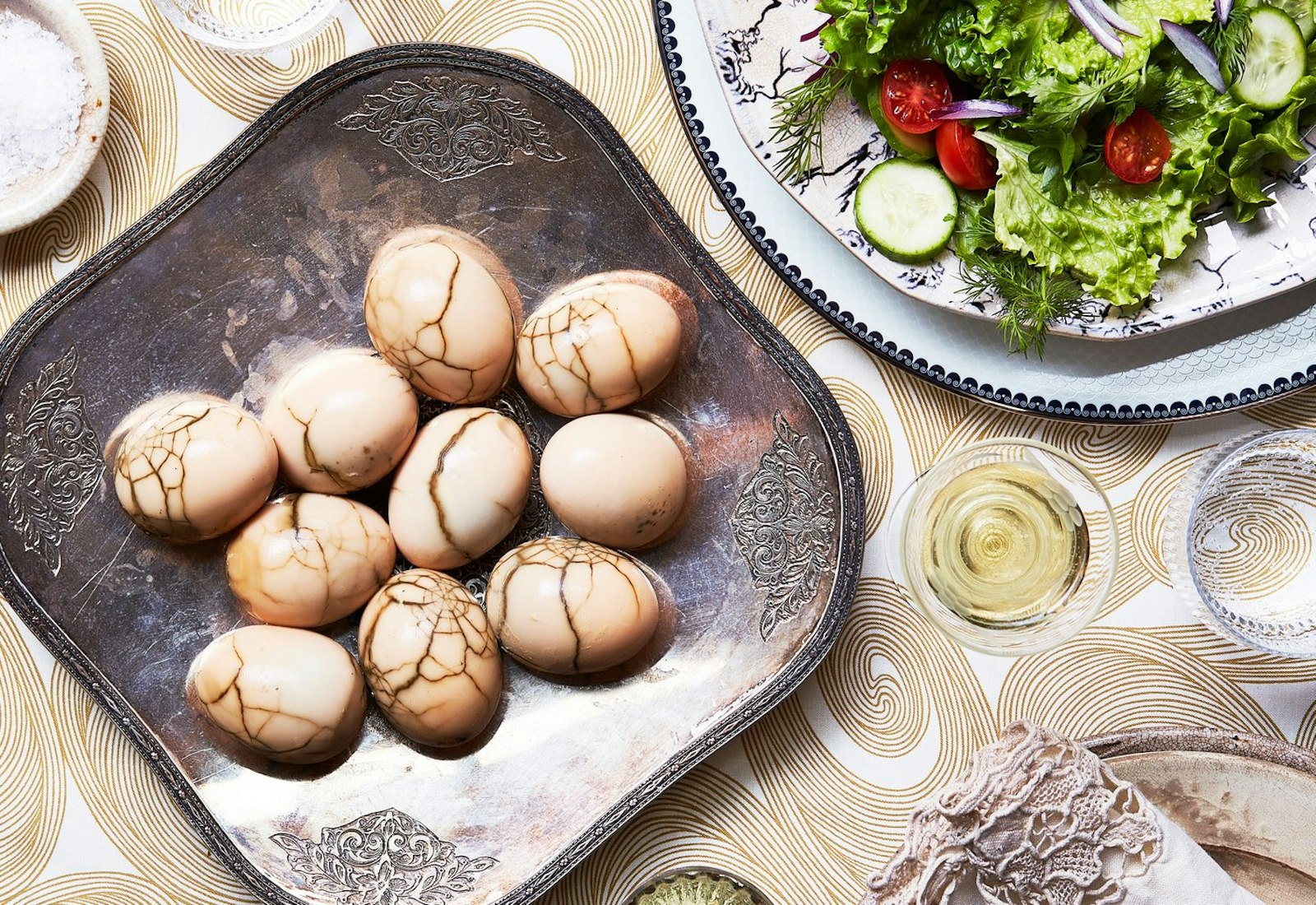 Huevos haminados with green salad and white wine.