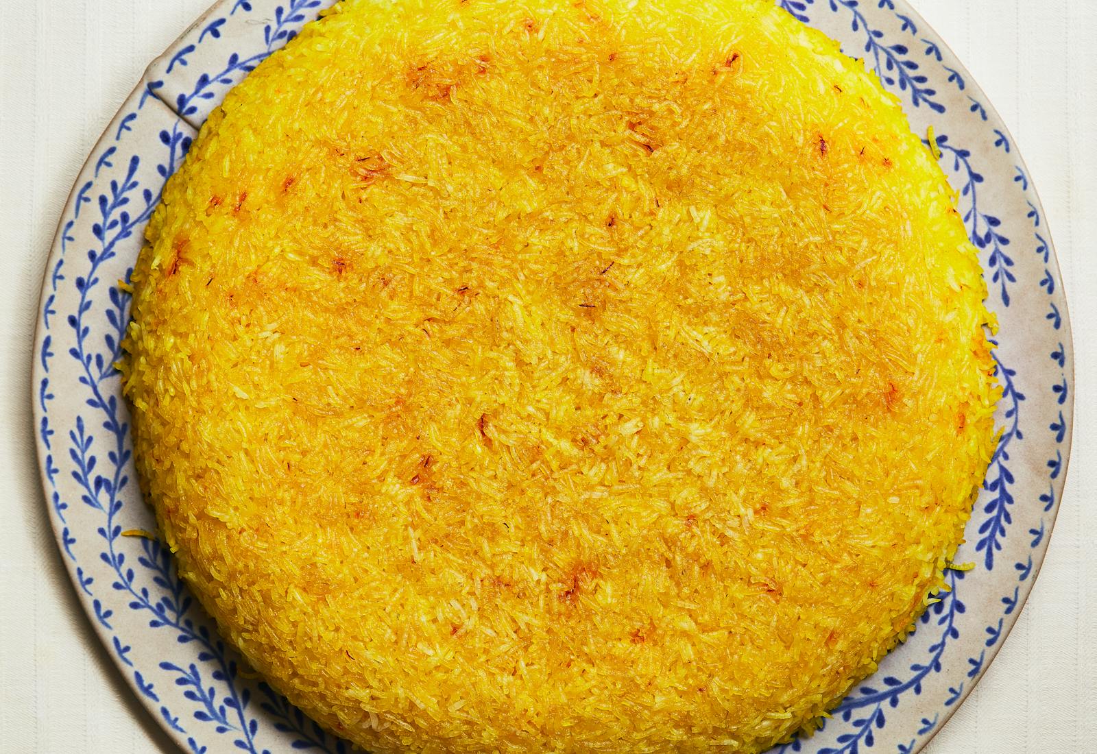 Polo ba tahdig on a blue floral dish.