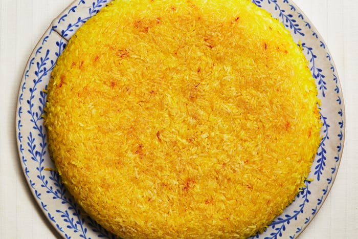 Polo ba tahdig on a blue floral dish.