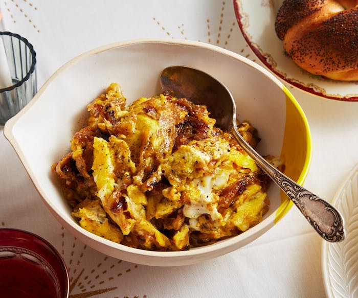 Tsibeles (Scrambled Eggs With Schmaltzy Onions) image