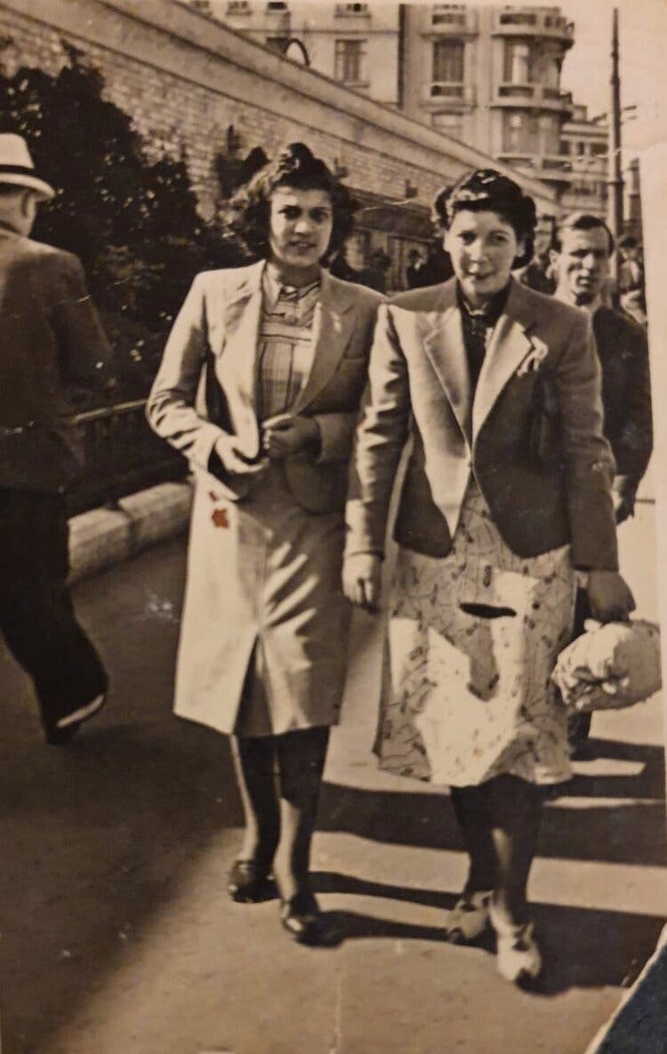 Susan (right) and her sister (Alegre) in the streets of Istanbul in 1945.