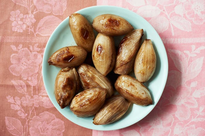 Onion mahshi on blue plate atop pink tablecloth.