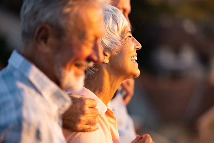 Personnes d'âge mur souriant après leur départ à la retraite