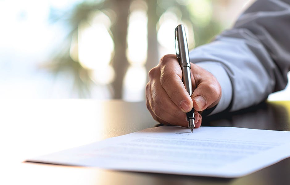 Homme signe un contrat