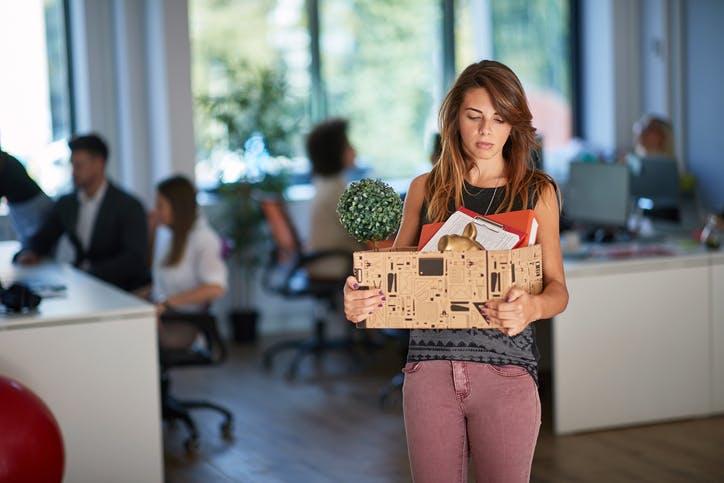 Femme quittant son emploi après un licenciement