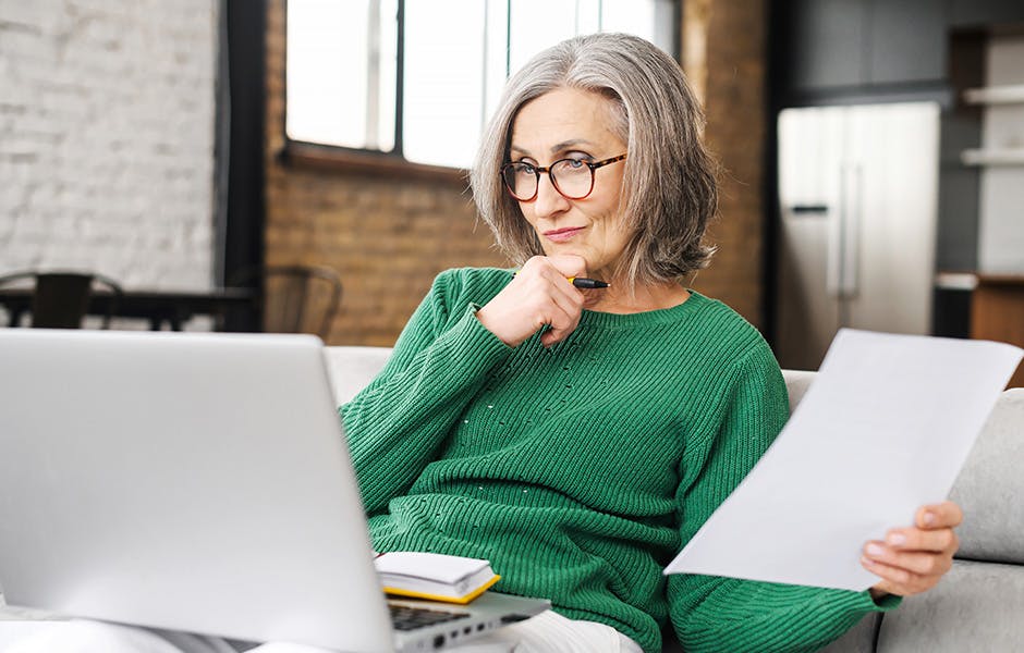 Femme senior qui réfléchi