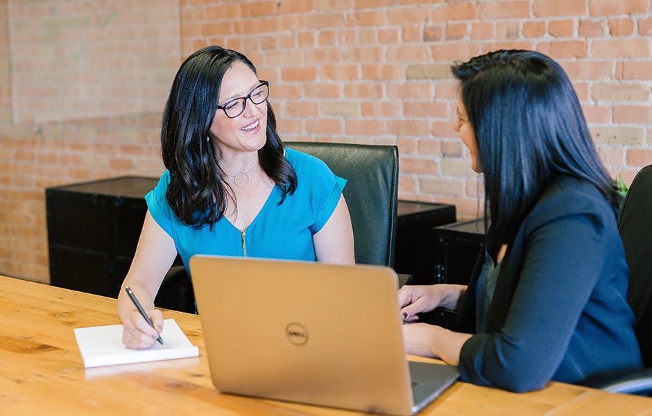 Deux femmes parlent au travail