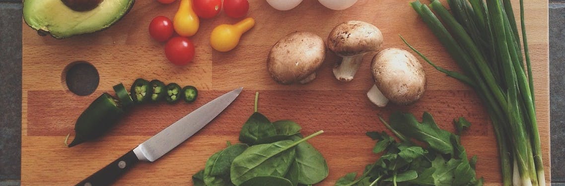 Nourriture saine, légumes, avocat, champignons, tomates, jalapeño, cuisine toi-même, couteau de cuisine