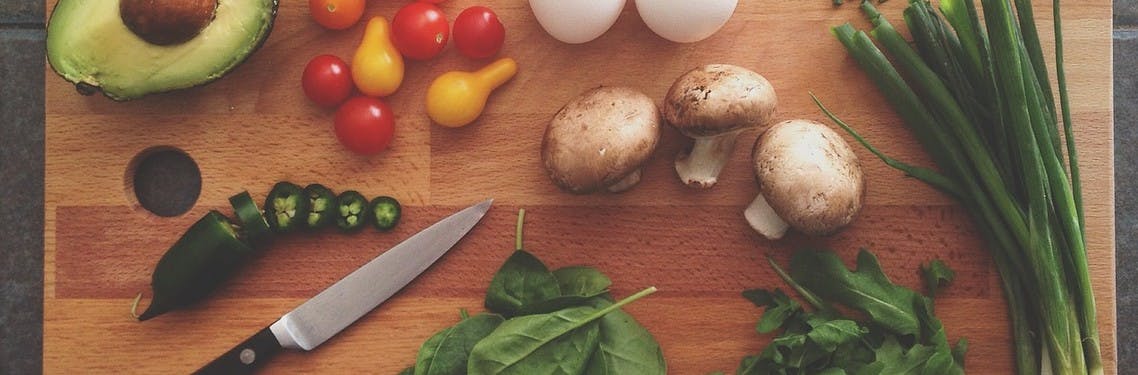 Gesundes Essen, Gemüse, Avocado, Pilze, Tomaten, Jalapeño, selbst kochen, Küchenmesser