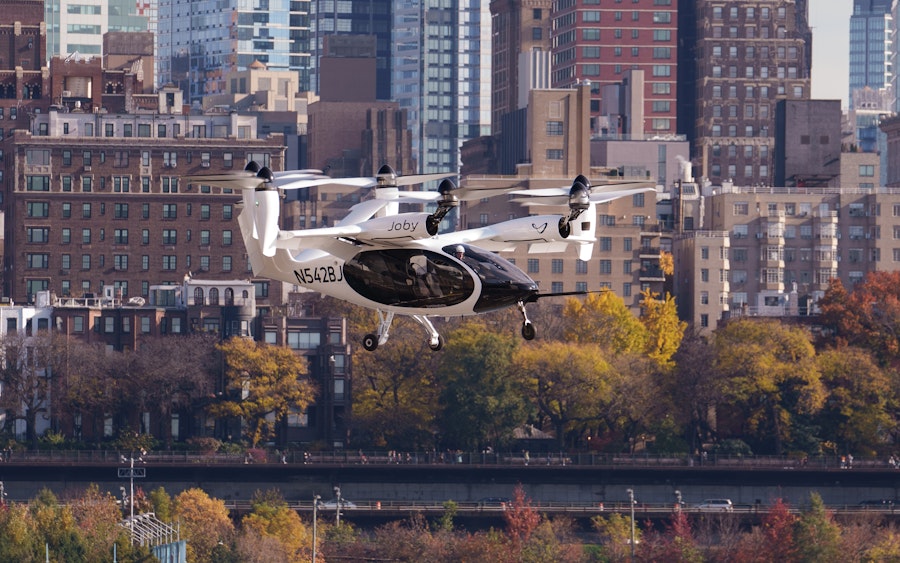 El aerotaxi eléctrico de Joby en los cielos de Nueva York, pilotado por James "Buddy" Denham. Crédito: Joby Aviation El aerotaxi eléctrico de Joby en los cielos de Nueva York, pilotado por James "Buddy" Denham. Crédito: Joby Aviation