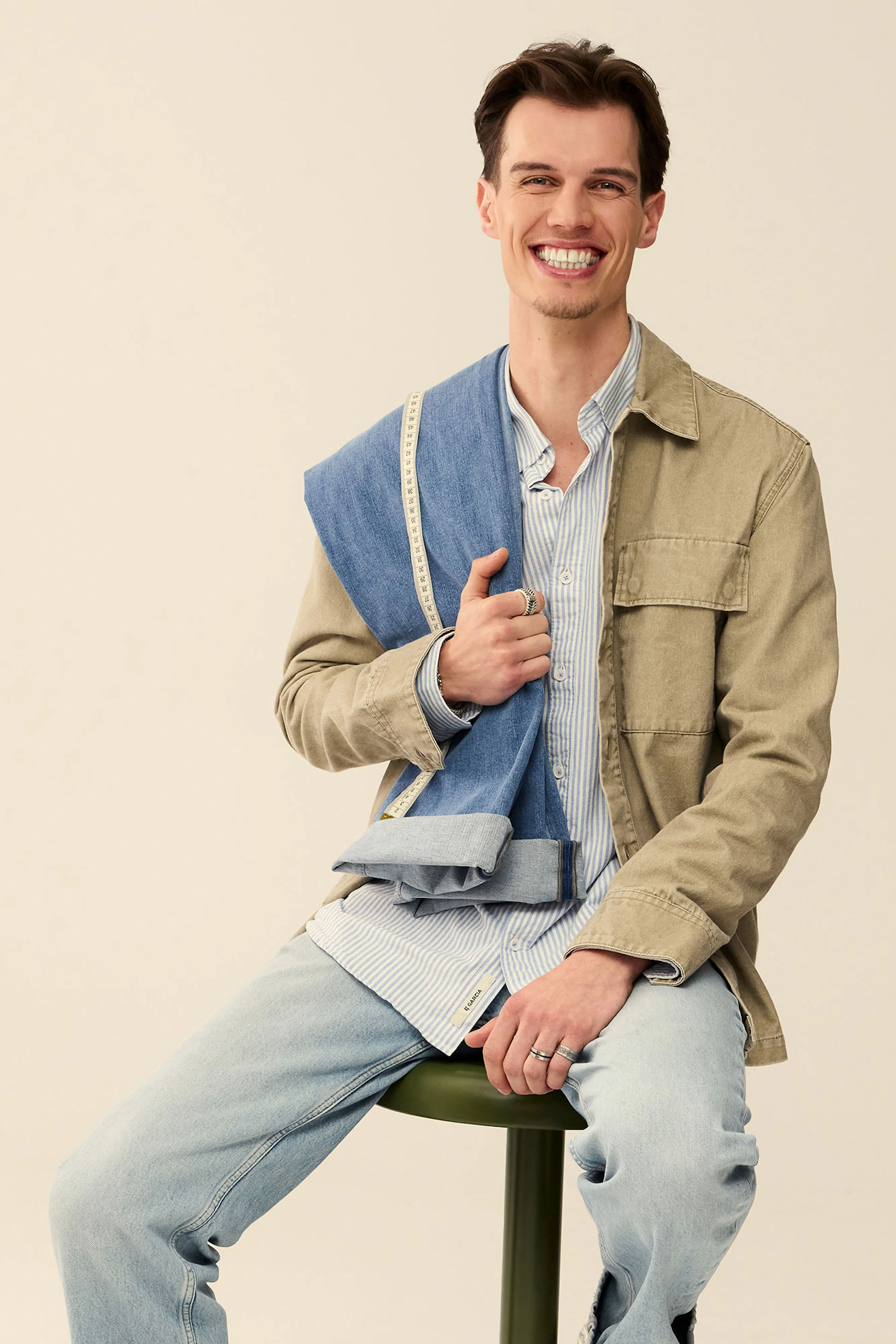 ONZE JEANSSPECIALIST Bart uit Breda Deelt al ruim 3 jaar zijn aanstekelijke glimlach, sportieve drive en passie voor jeans met klanten op de winkelvloer in Breda én regelmatig op onze social media.