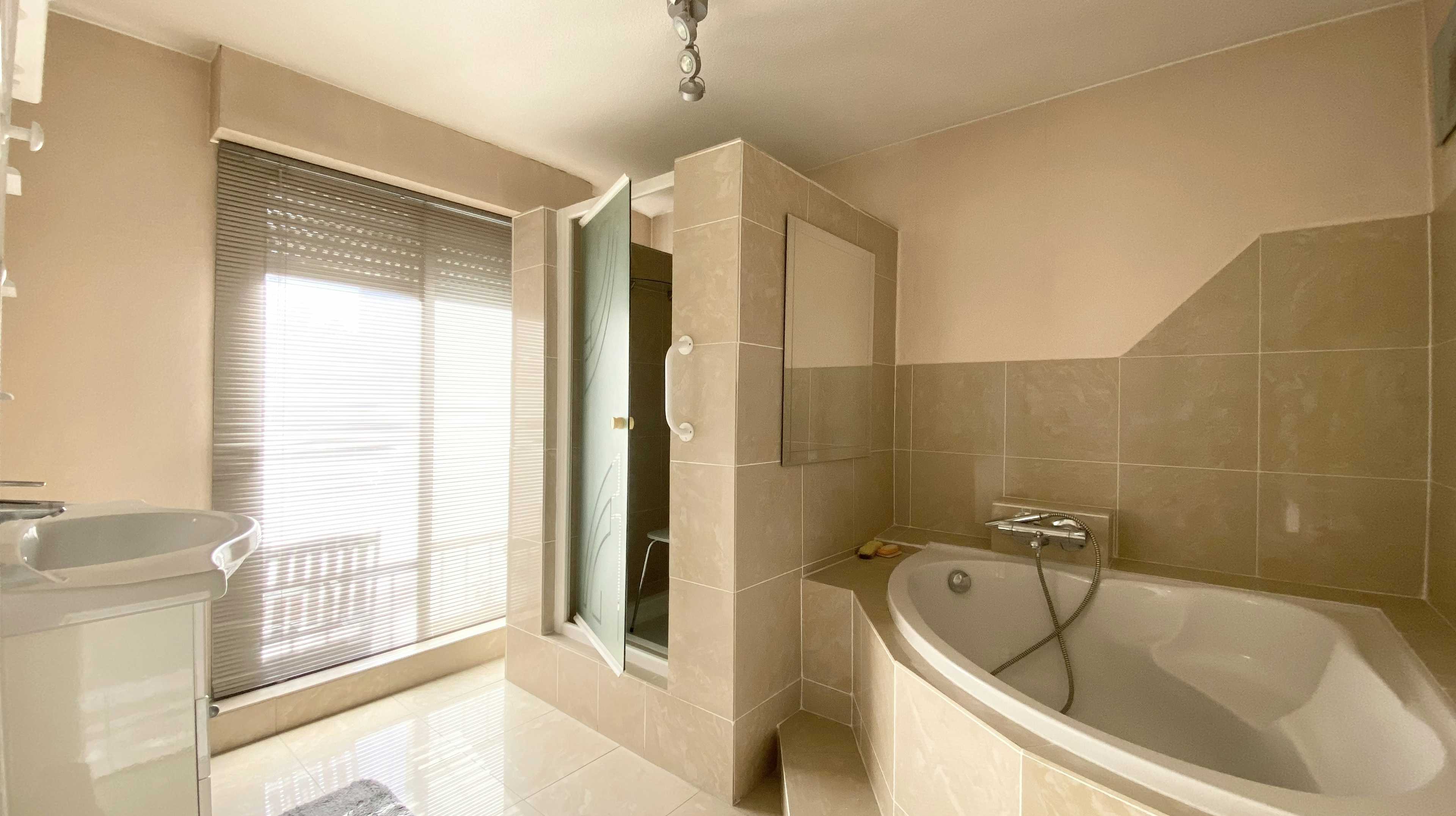 Lingolsheim - Appartement traversant 92m² - 2 Balcons - Cave