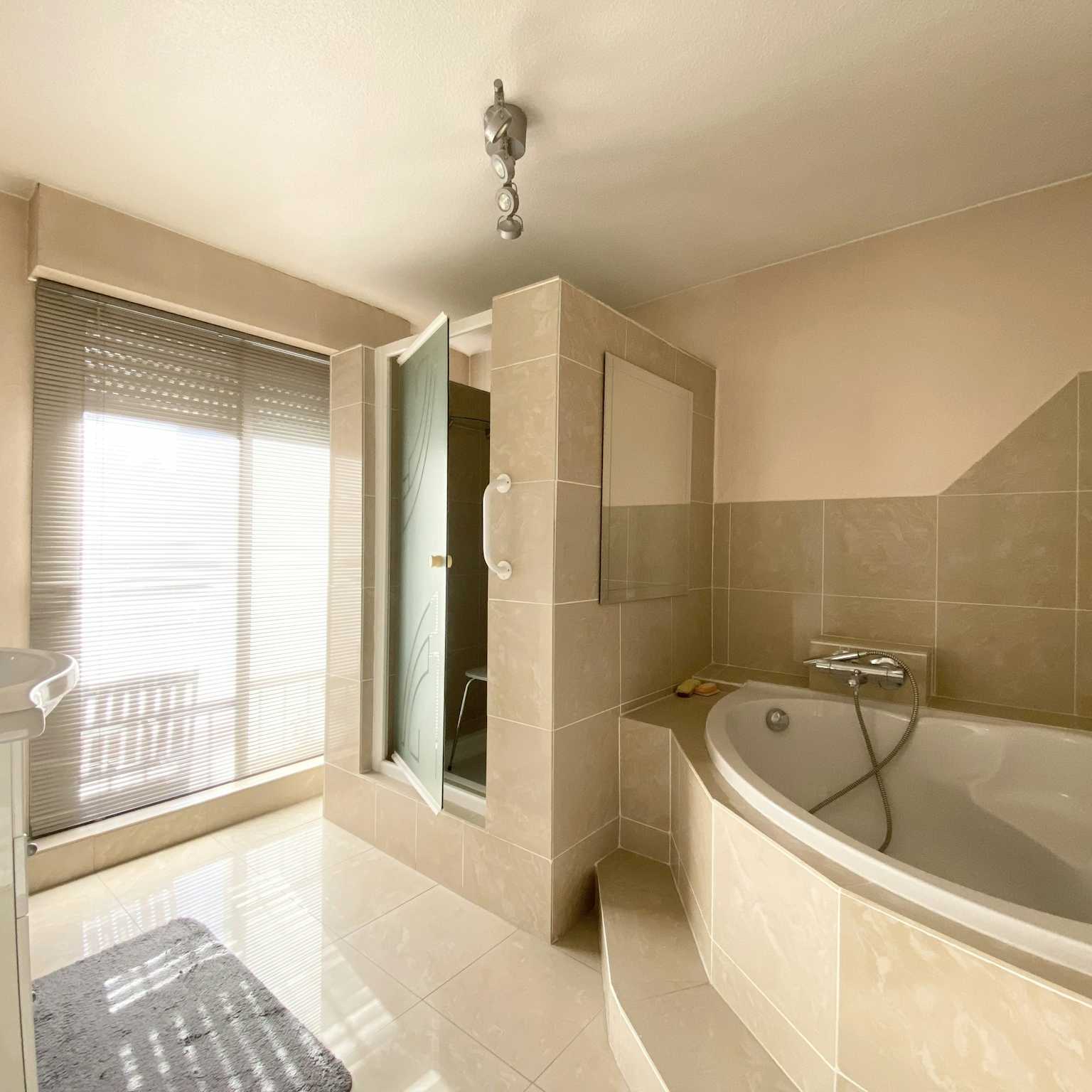 Lingolsheim - Appartement traversant 92m² - 2 Balcons - Cave