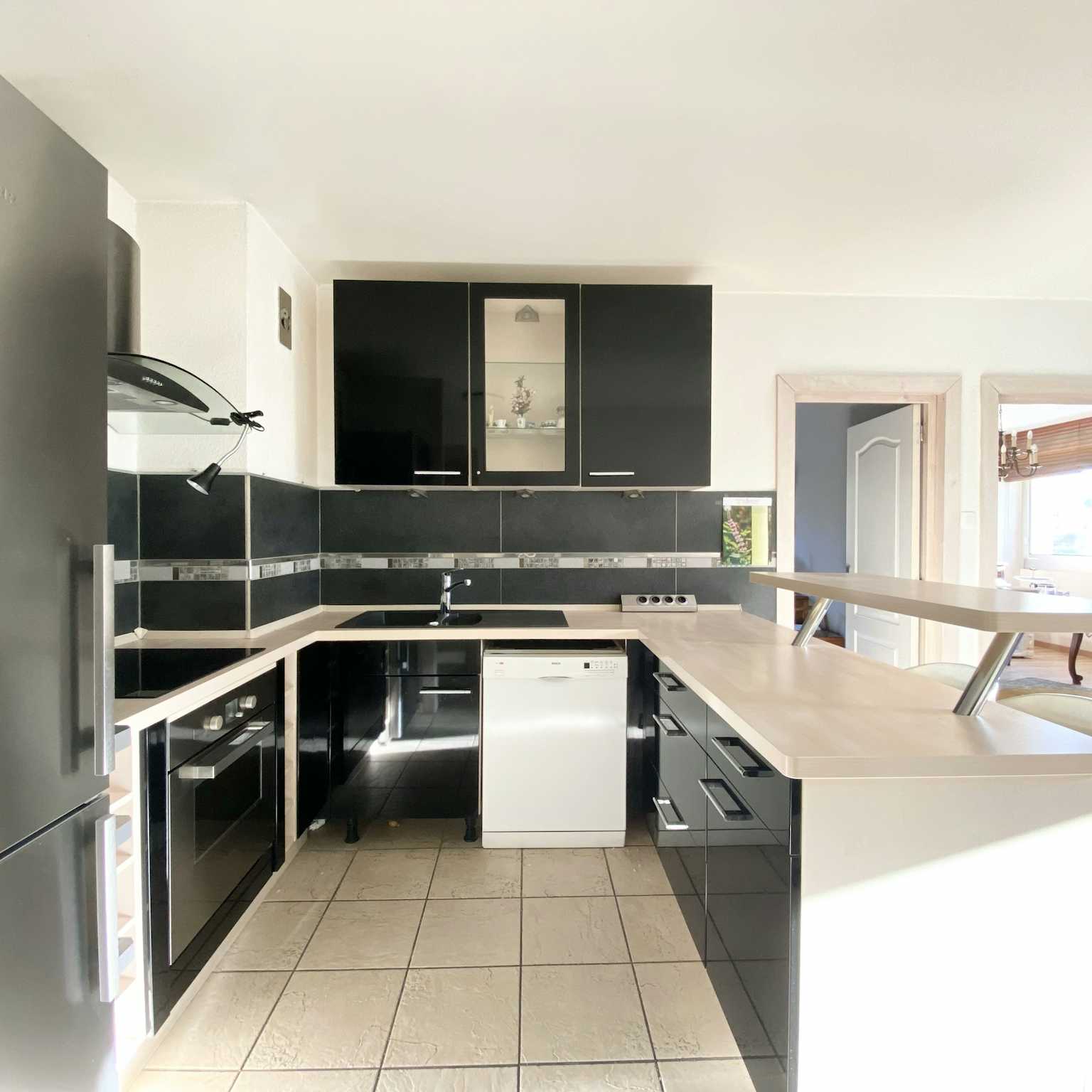 Lingolsheim - Appartement traversant 92m² - 2 Balcons - Cave