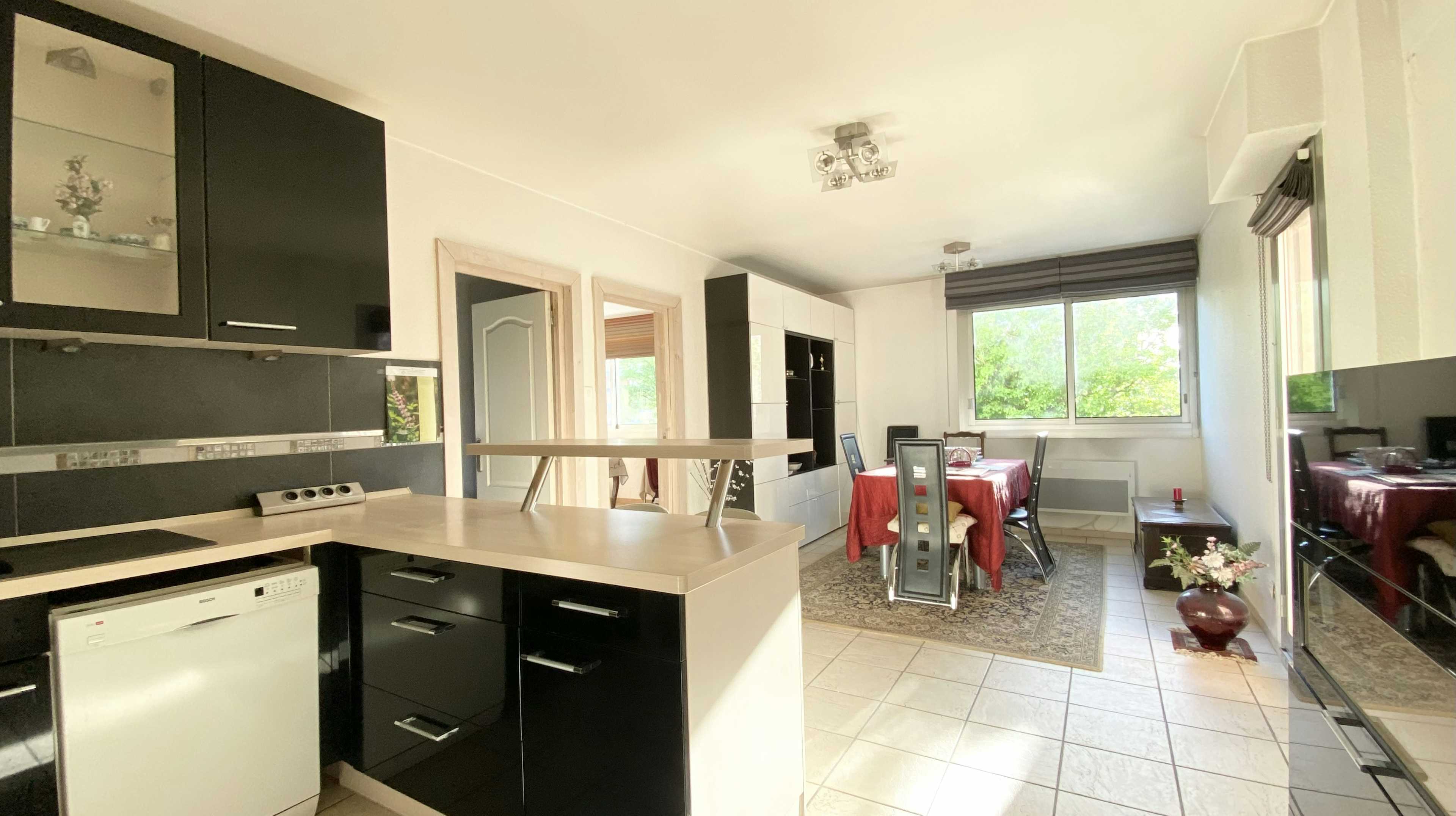 Lingolsheim - Appartement traversant 92m² - 2 Balcons - Cave