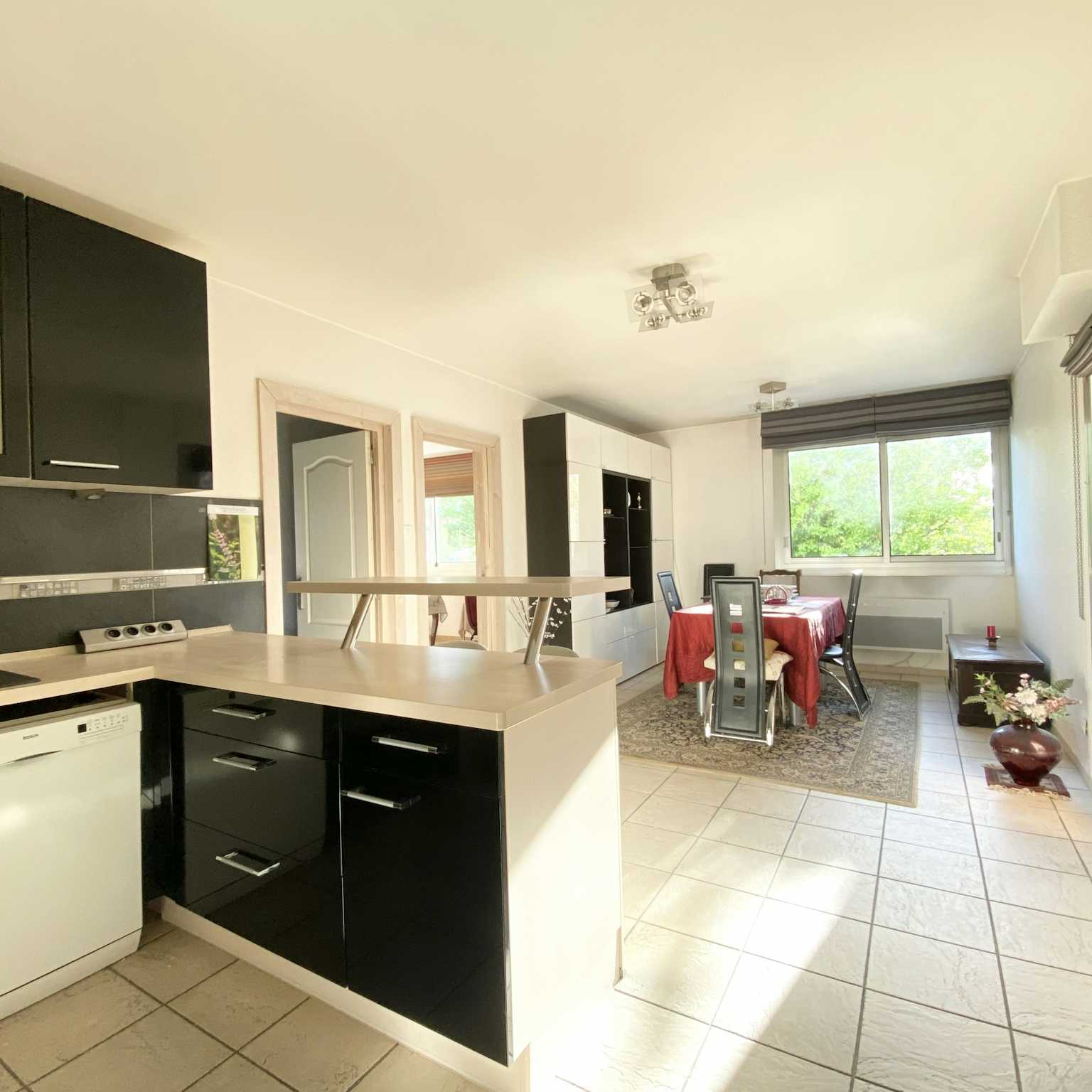 Lingolsheim - Appartement traversant 92m² - 2 Balcons - Cave