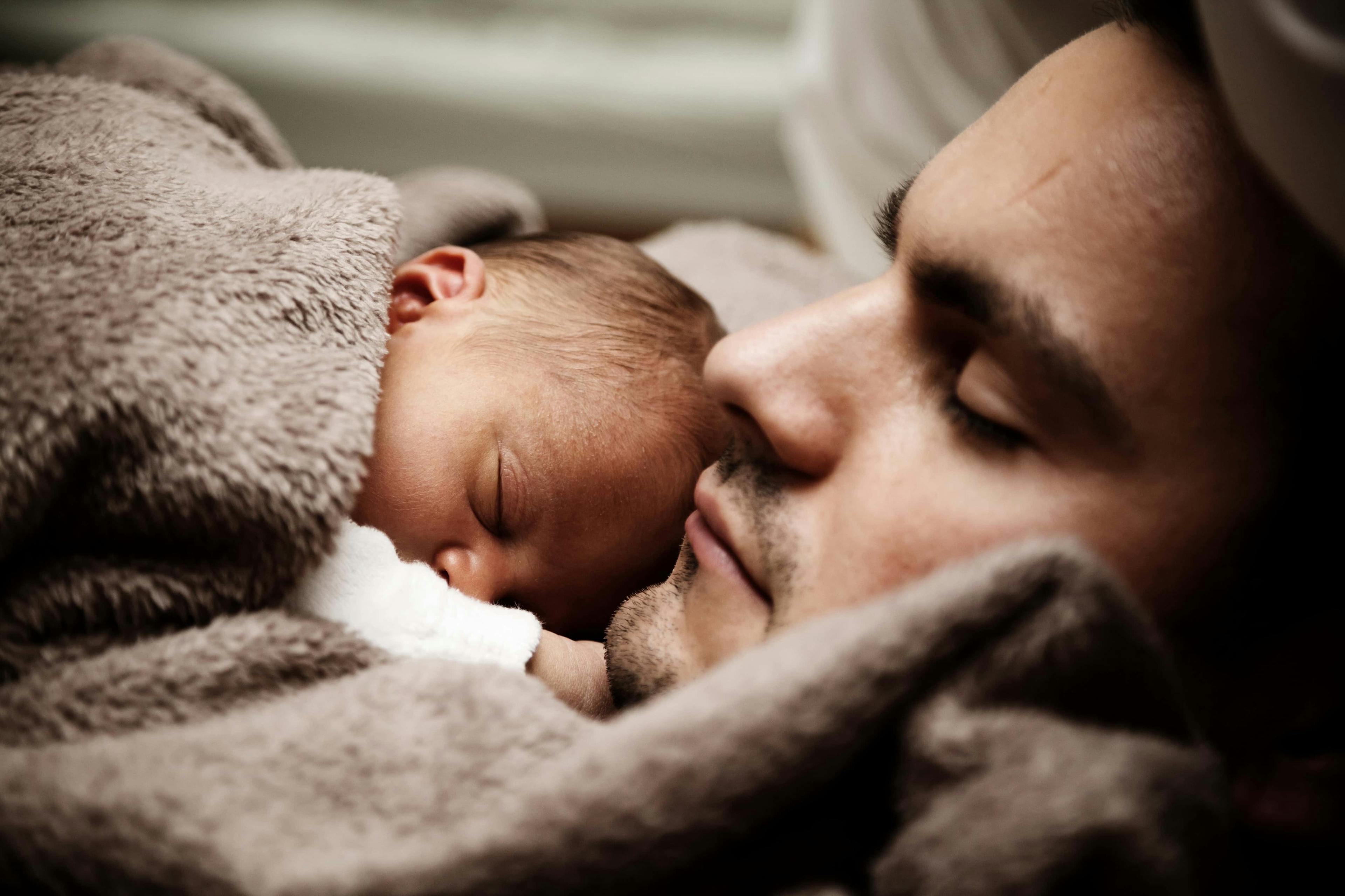 Portage salarial et congé paternité : Le guide 2023