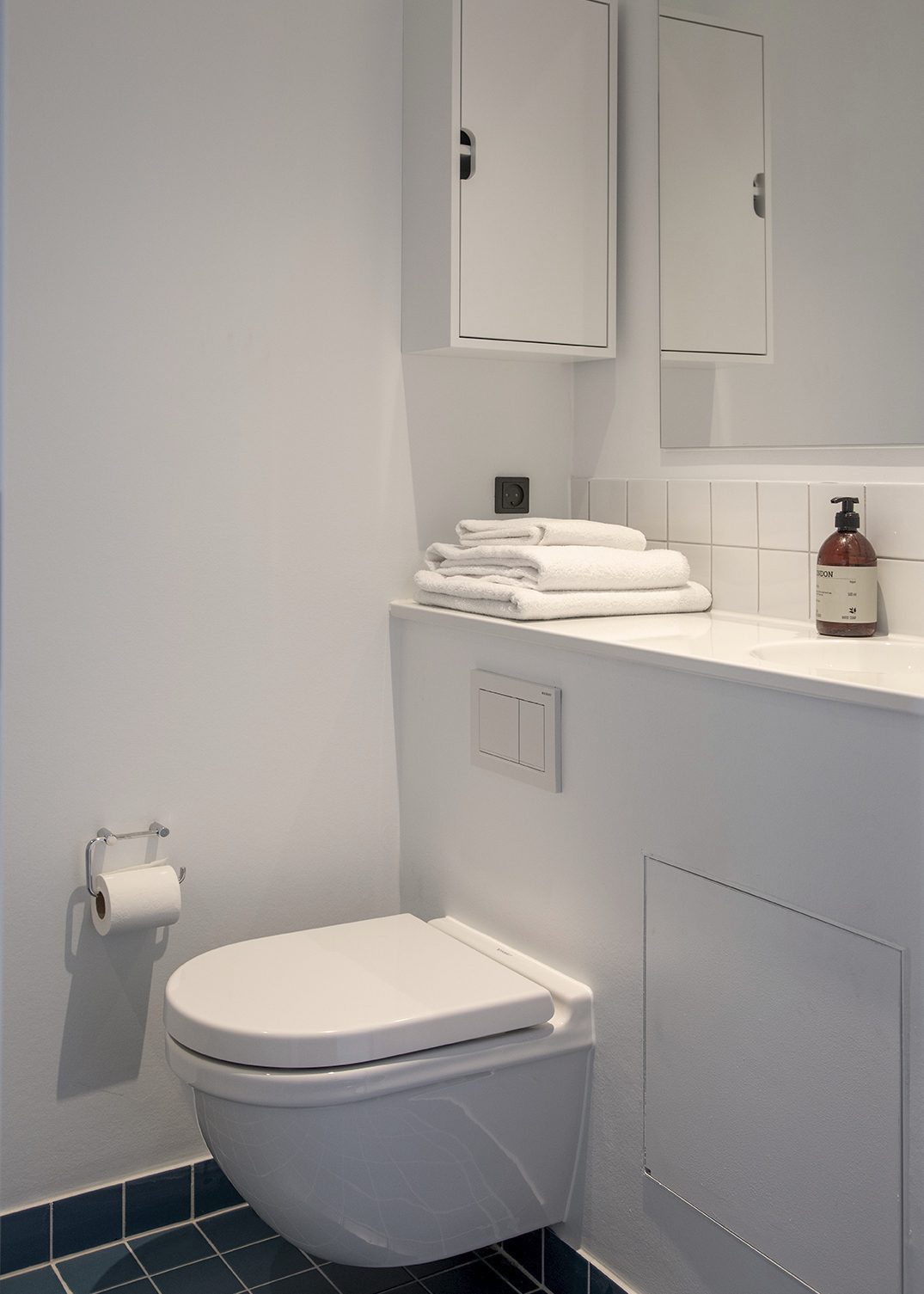 Bathroom in Norden studio apartment by LifeX