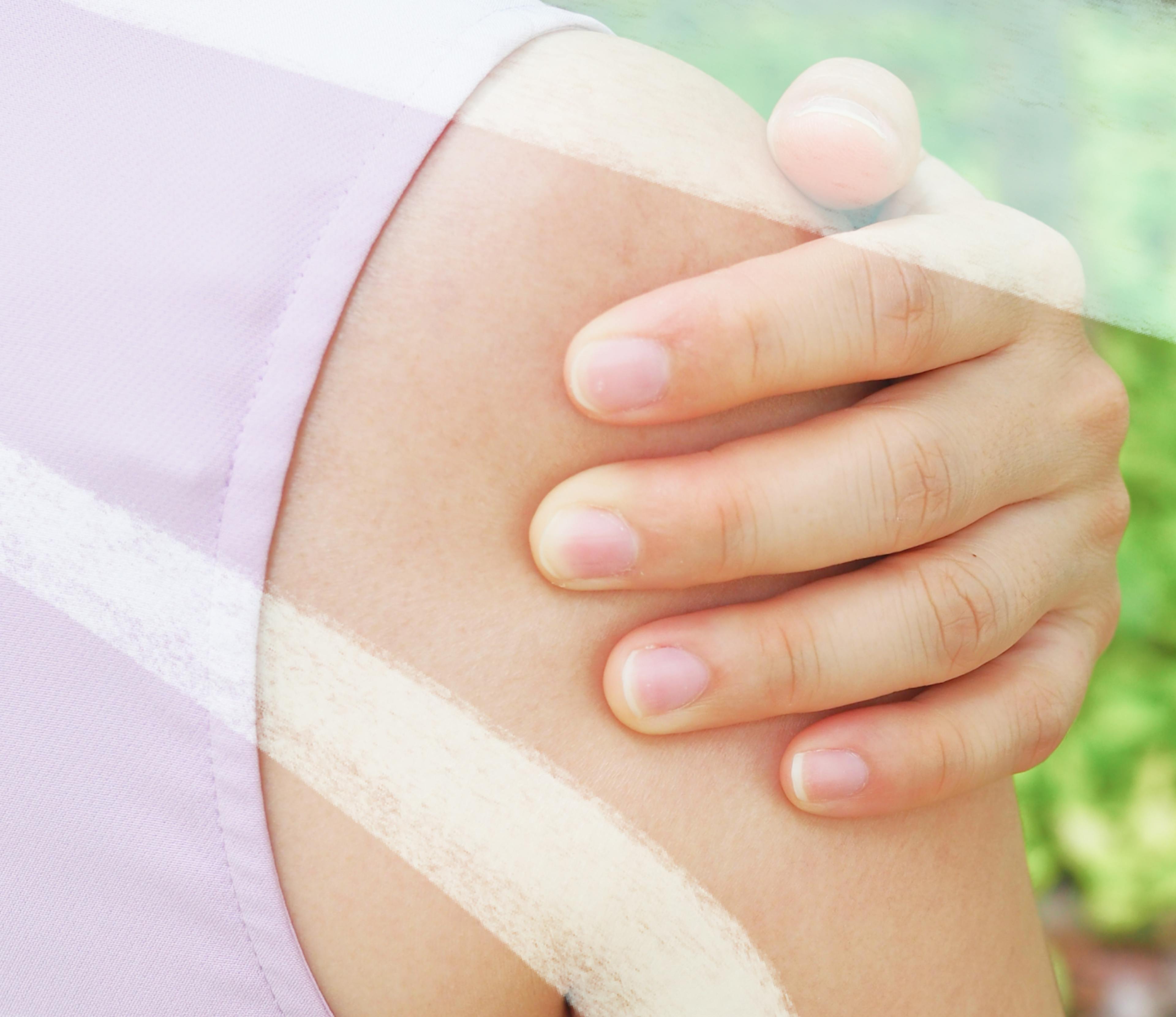 woman's hand on outside of shoulder