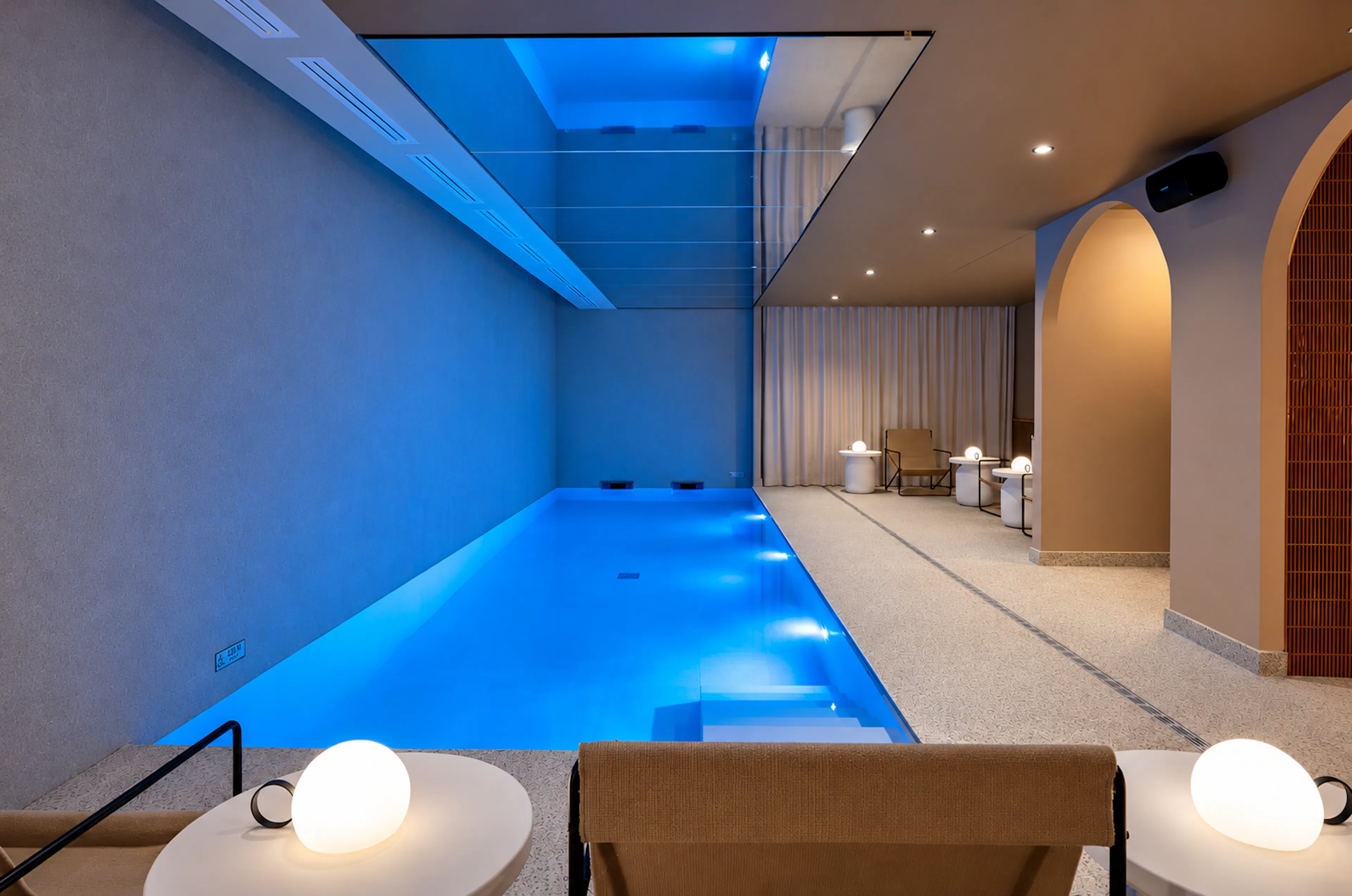 Piscine intérieure aux lumières bleues et chaudes.png