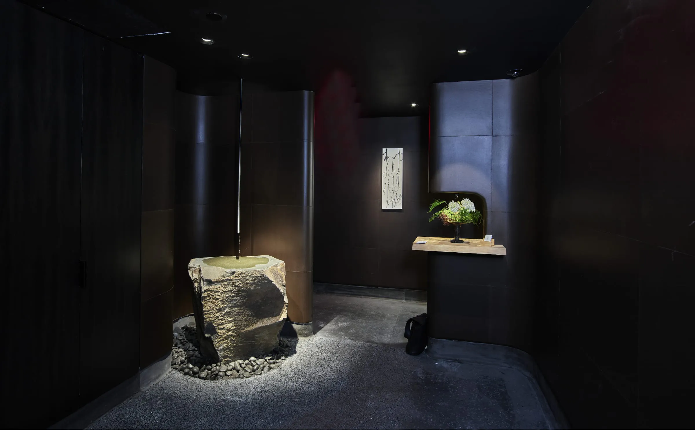 Jōji — entrance with a stone water basin